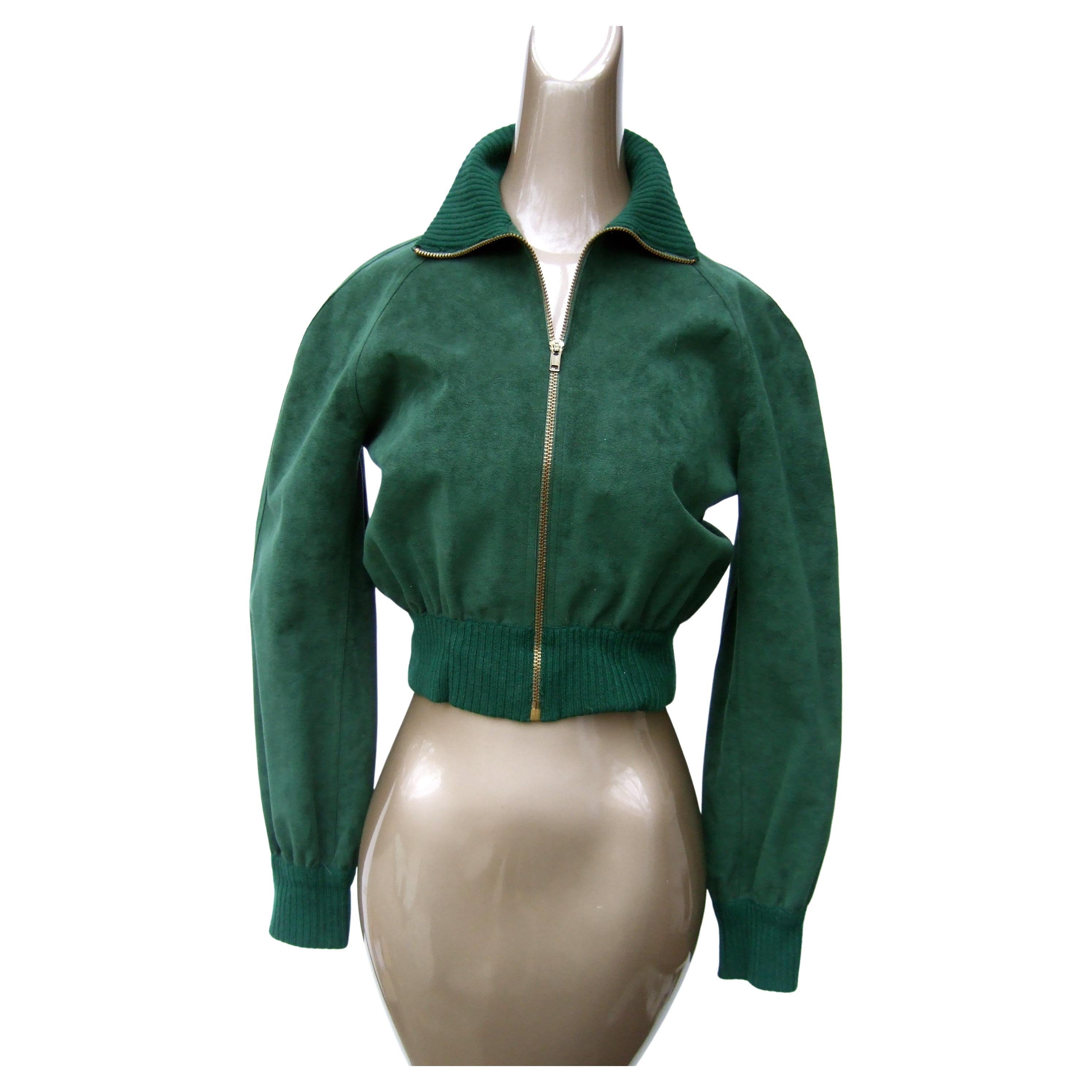 Halston Iconic Ultra Feather - Veste courte à fermeture éclair en faux daim des années 1970 Petite  Bon état - En vente à University City, MO