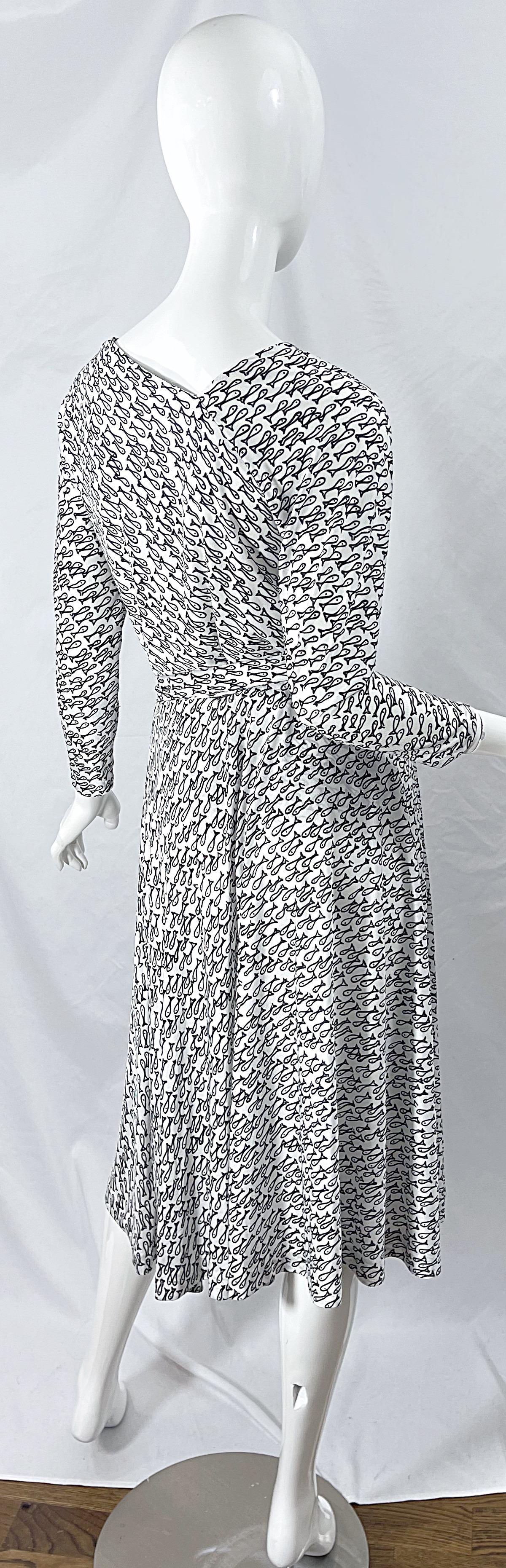 Halston IV 1970s Rare Novelty Fish Print Black and White Vintage 70s Ensemble In Excellent Condition For Sale In San Diego, CA