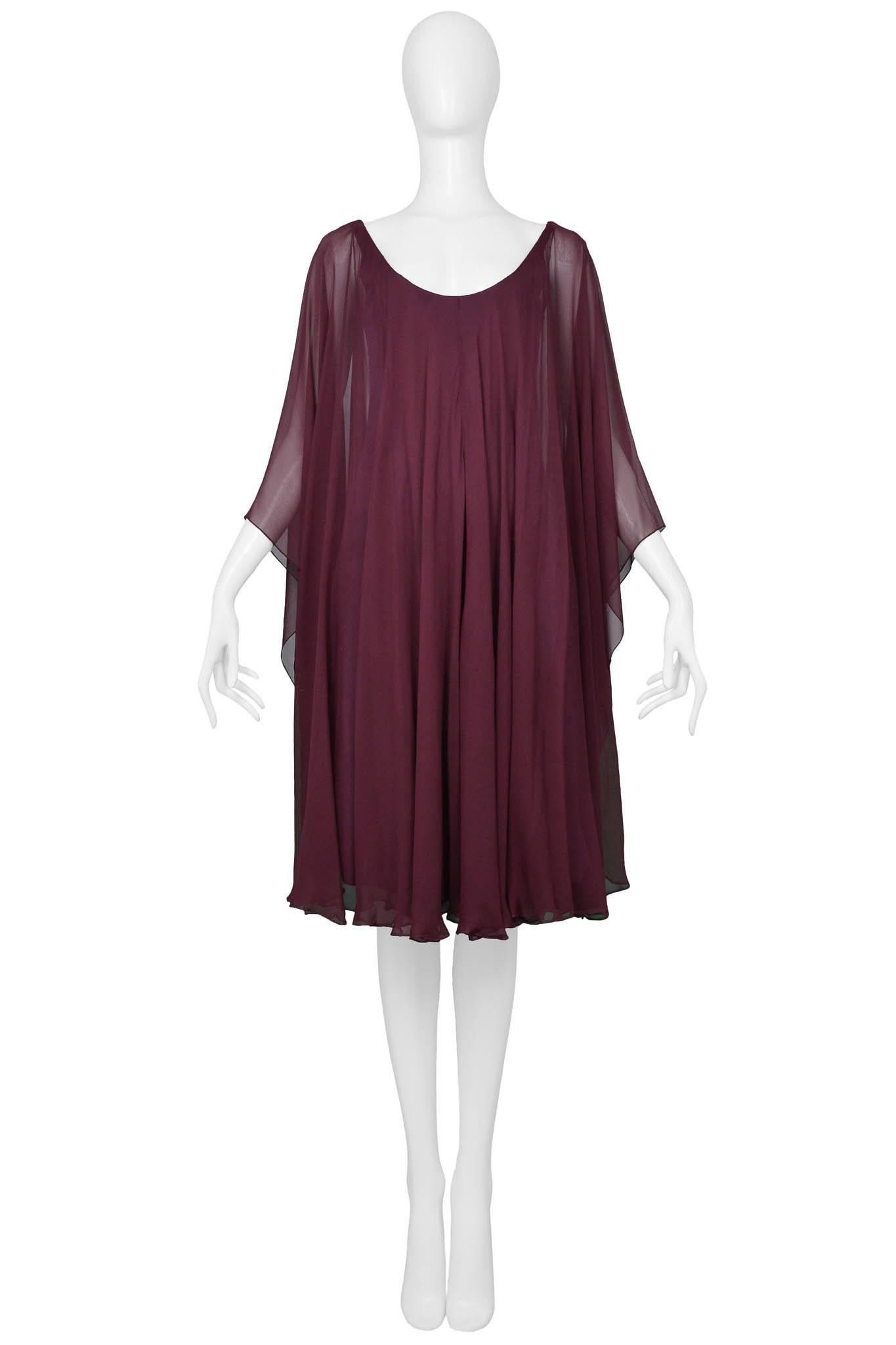 Resurrection Vintage a le plaisir de vous proposer une robe vintage Halston avec une superposition de mousseline fluide, un ourlet au genou, une sous-couche ajustée et une encolure échancrée. 

Halston
Taille petite
Polyester, mousseline
Excellent