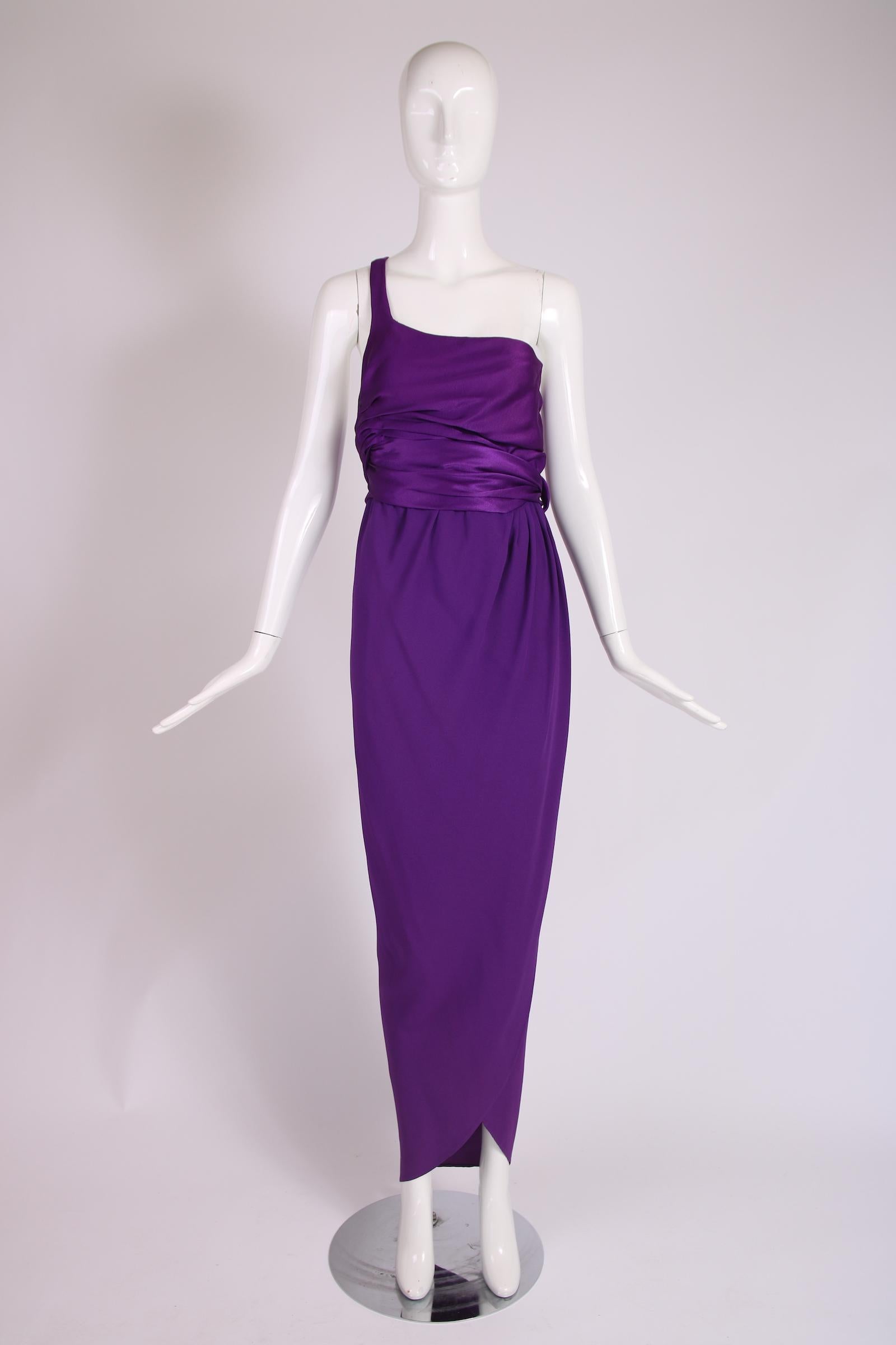 Halston Lila Seide Abendkleid mit einer Schulter aus Seide 1970er Jahre (Violett) im Angebot