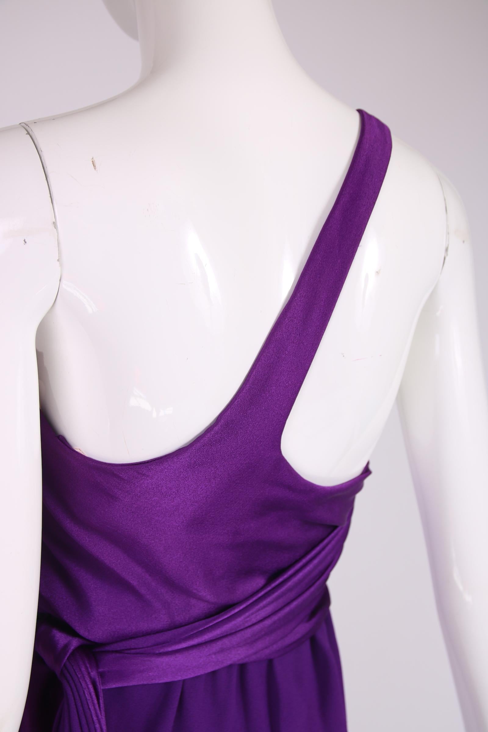Halston Lila Seide Abendkleid mit einer Schulter aus Seide 1970er Jahre im Zustand „Hervorragend“ im Angebot in Studio City, CA