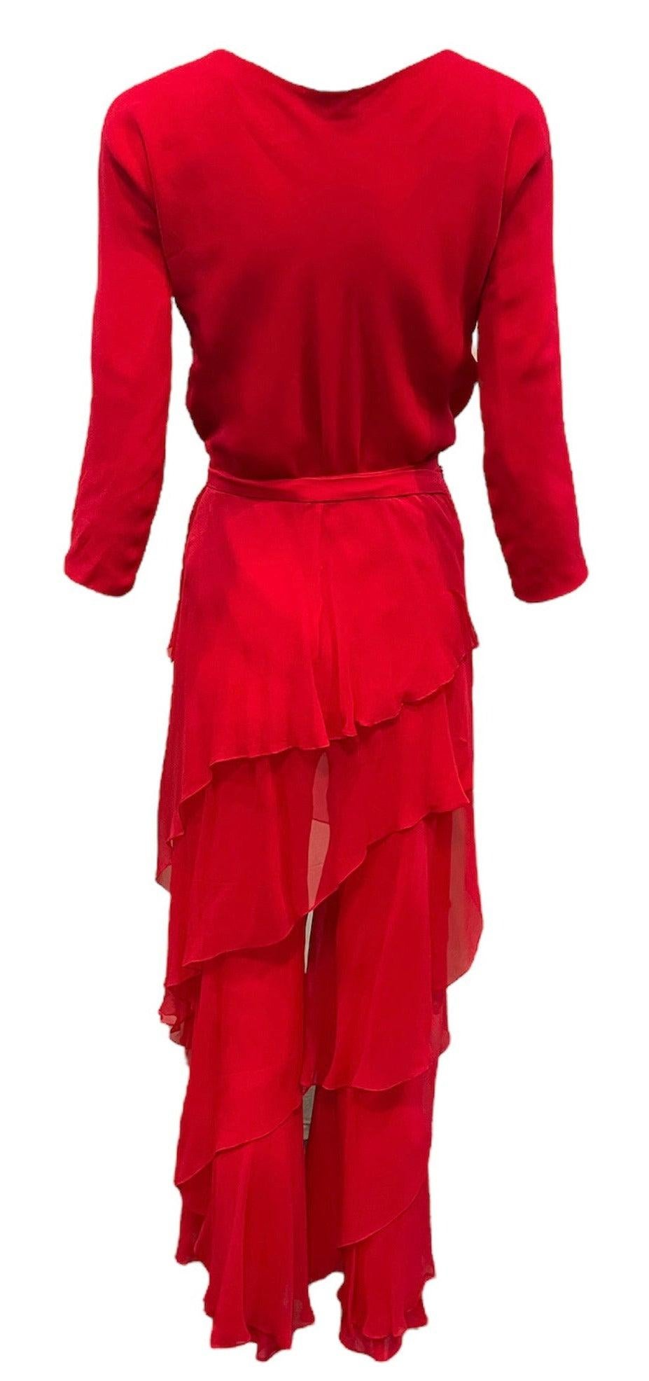 Ensemble rare et de collection de Halston, issu de sa collection Resort de 1977. L'ensemble a été photographié sur l'éblouissante Pat Cleveland.   
L'ensemble se compose d'un chemisier superposé en mousseline de soie rouge à encolure dégagée et