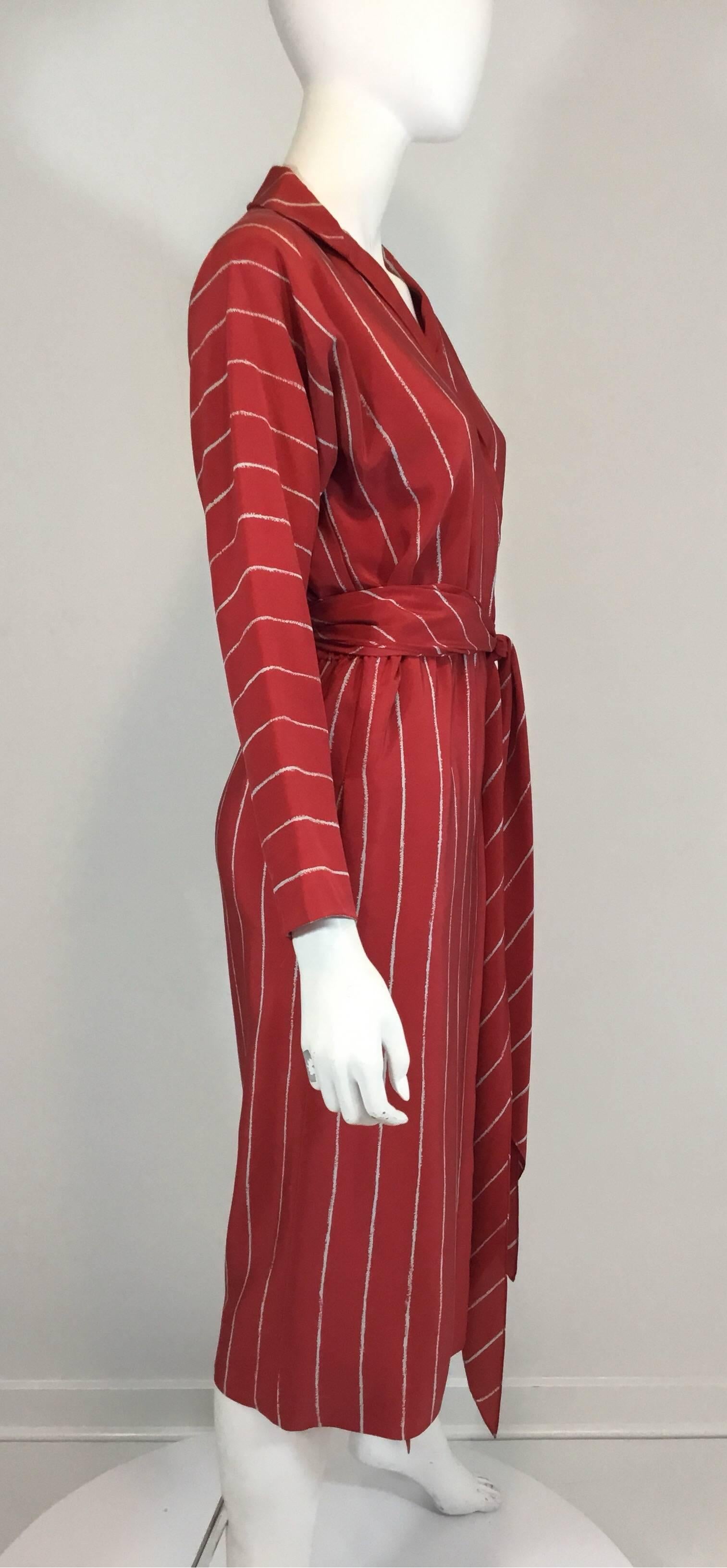 Vintage Halston Seiden-Wickelkleid mit durchgehendem rot-weißem Streifenmuster, Haken- und Ösen- sowie Druckknopfverschluss an der Taille und optionalem Taillengürtel/Schärpe. Das Kleid ist komplett gefüttert und hat Schlupftaschen an der Taille.