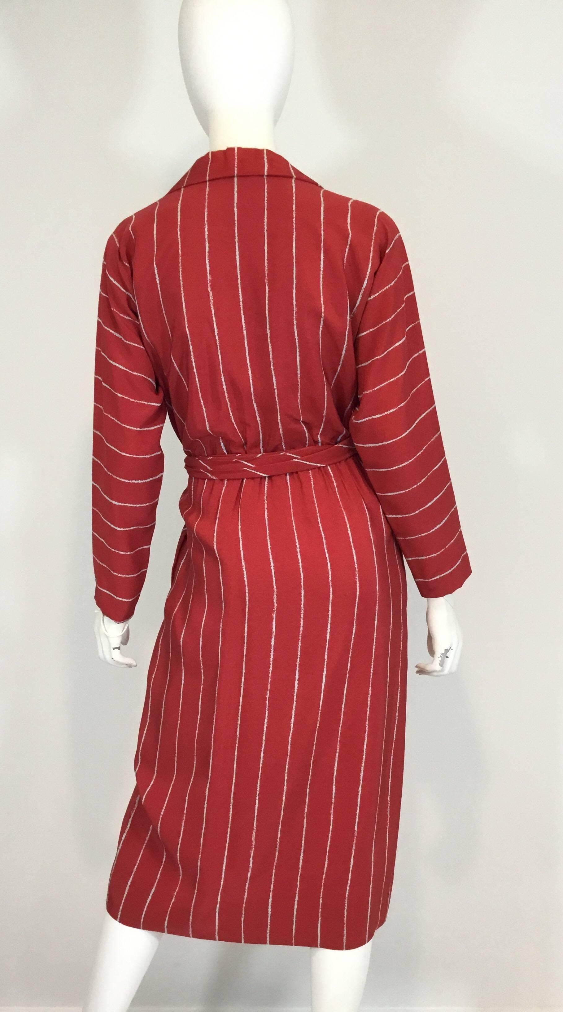 Halston Gestreiftes Vintage-Wickelkleid aus Seide mit Schärpe/Gürtel, 1970er Jahre (Rot)