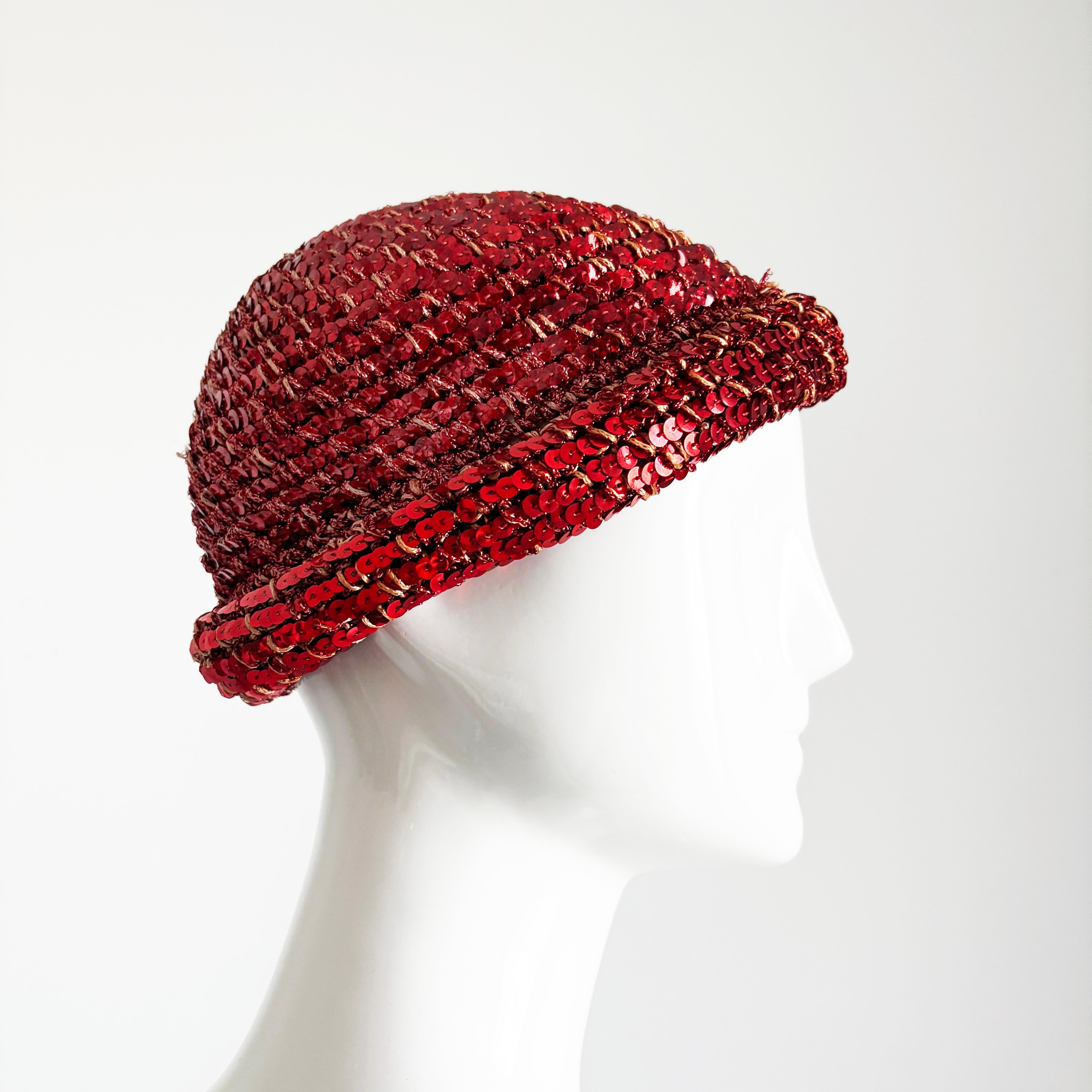 Halston Skull Cap Red Sequins Hat Beanie 70s Rare Studio 54 Disco Era OS Vintage In condizioni buone in vendita a Port Saint Lucie, FL