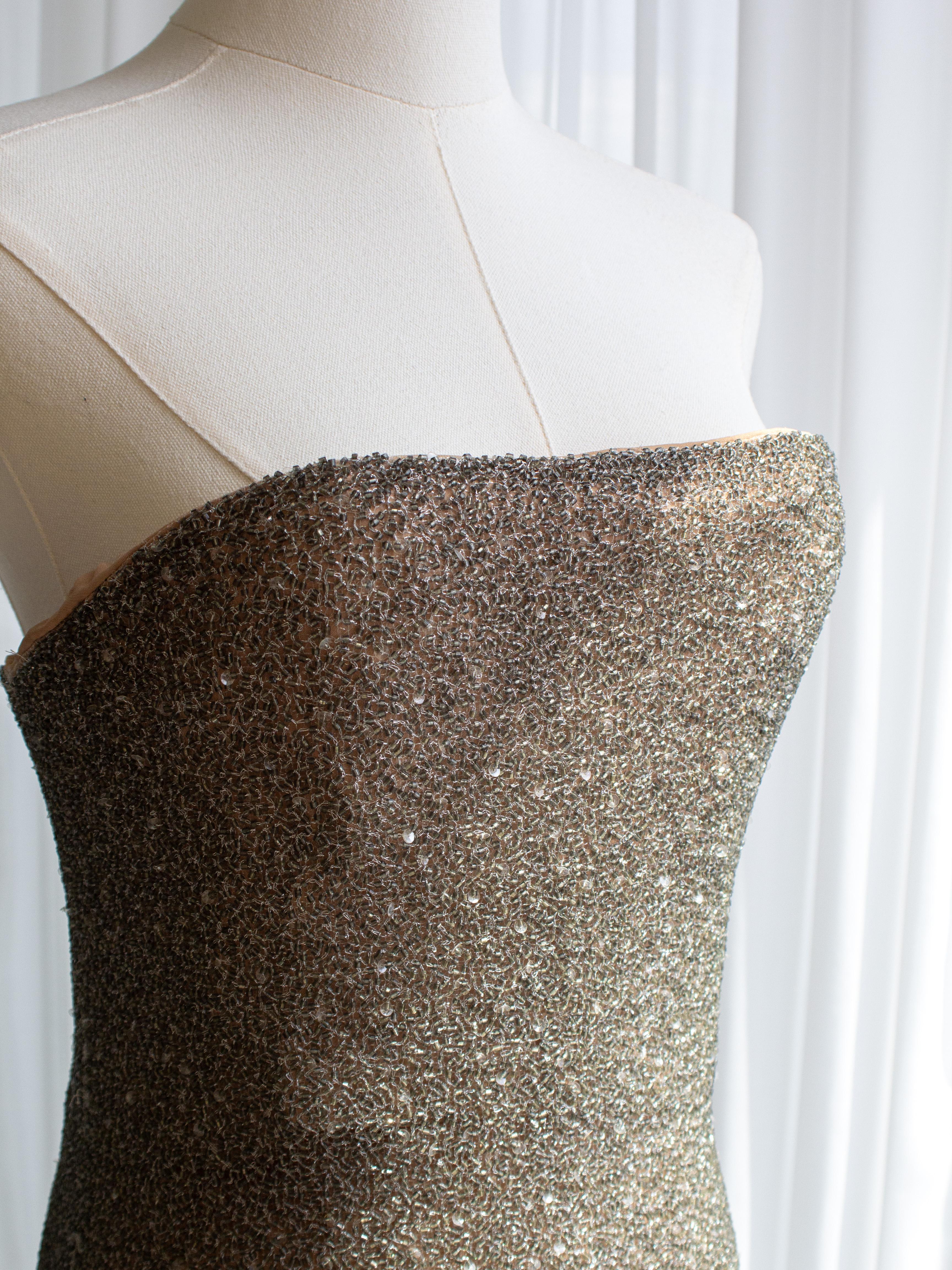 Halston Vintage F/W 1997 Vestido de lentejuelas de cristal con cuentas de plata desnuda en venta 6
