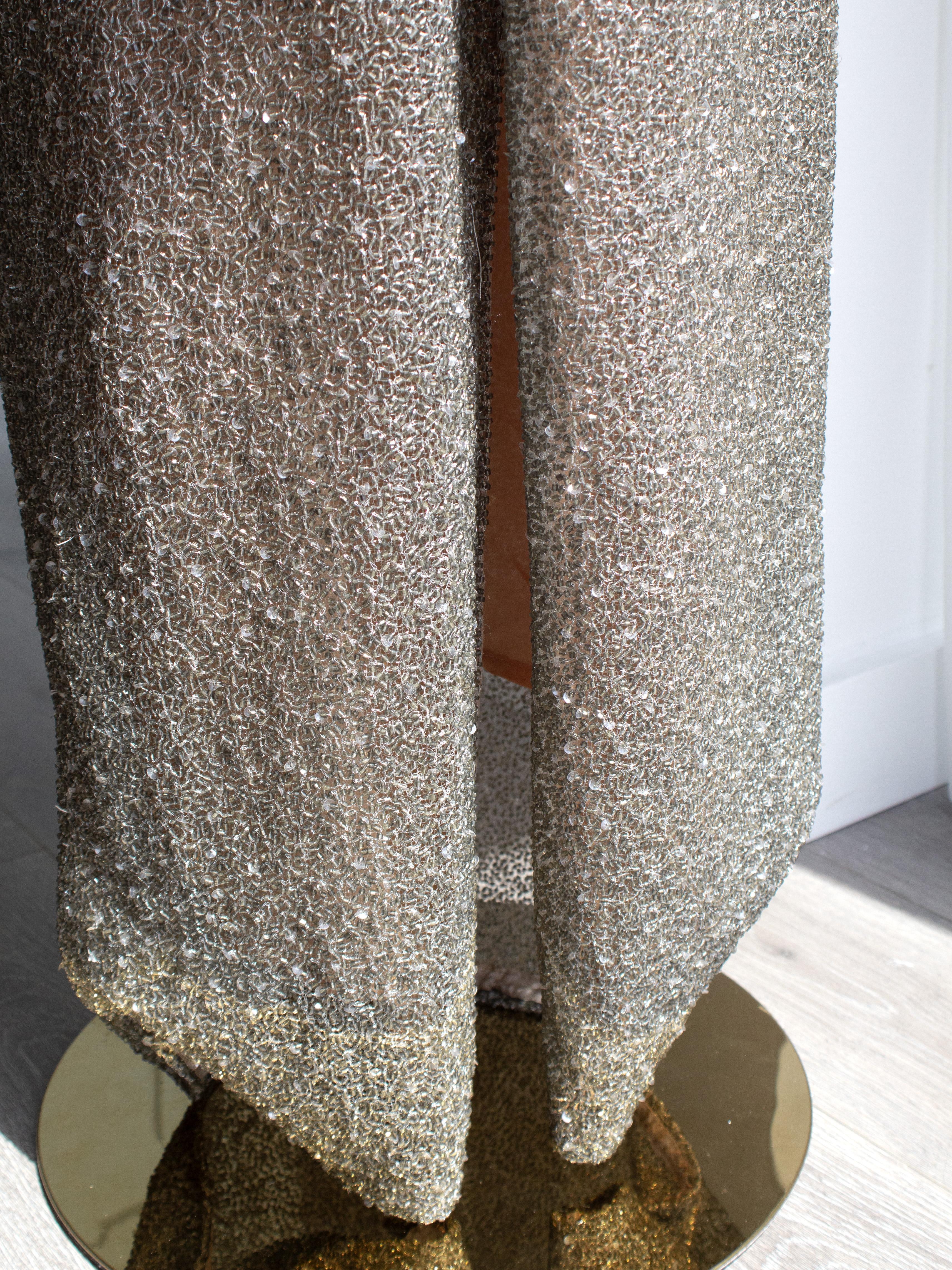 Halston Vintage F/W 1997 Vestido de lentejuelas de cristal con cuentas de plata desnuda en venta 9