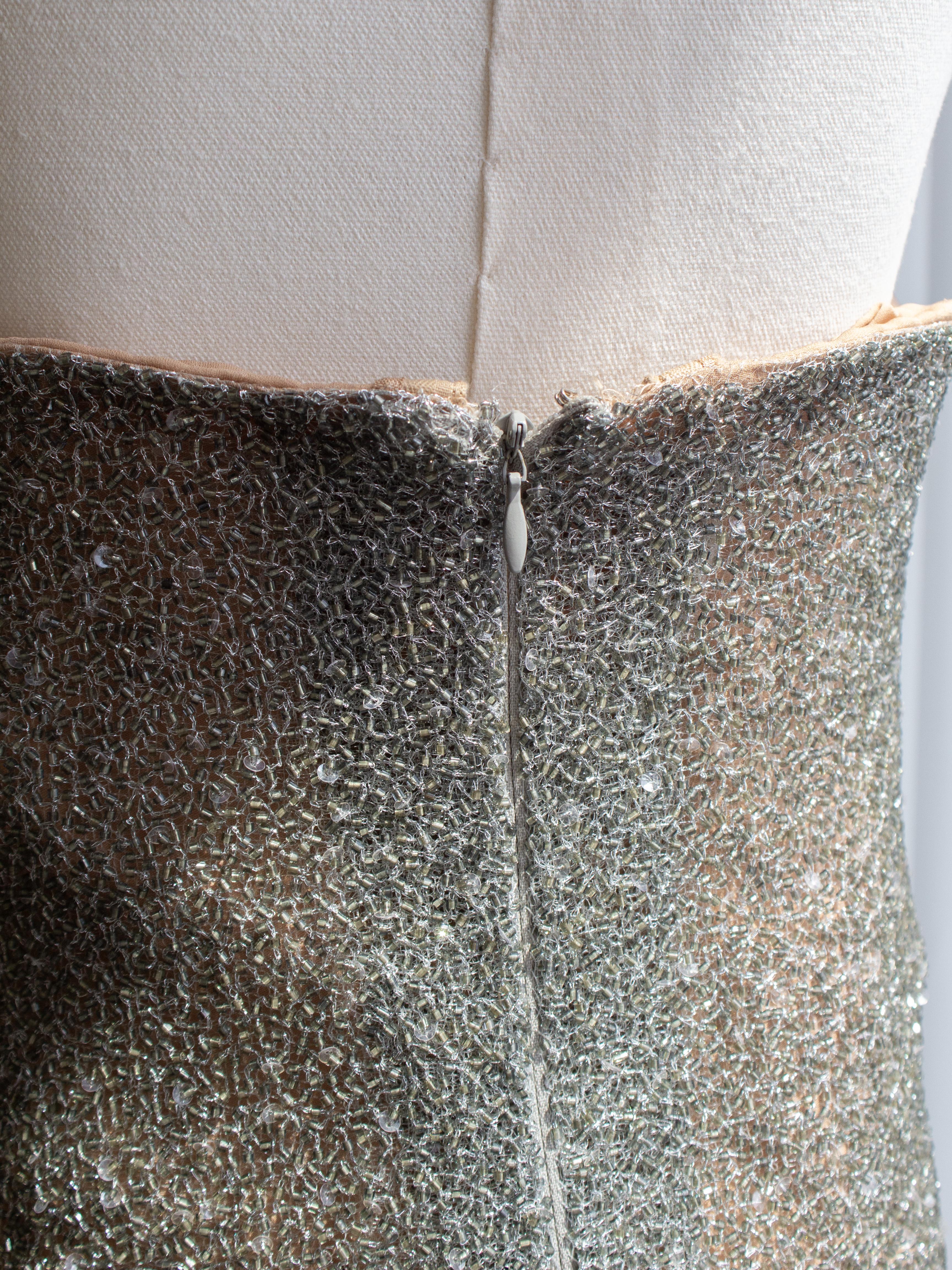 Halston Vintage F/W 1997 Vestido de lentejuelas de cristal con cuentas de plata desnuda en venta 10