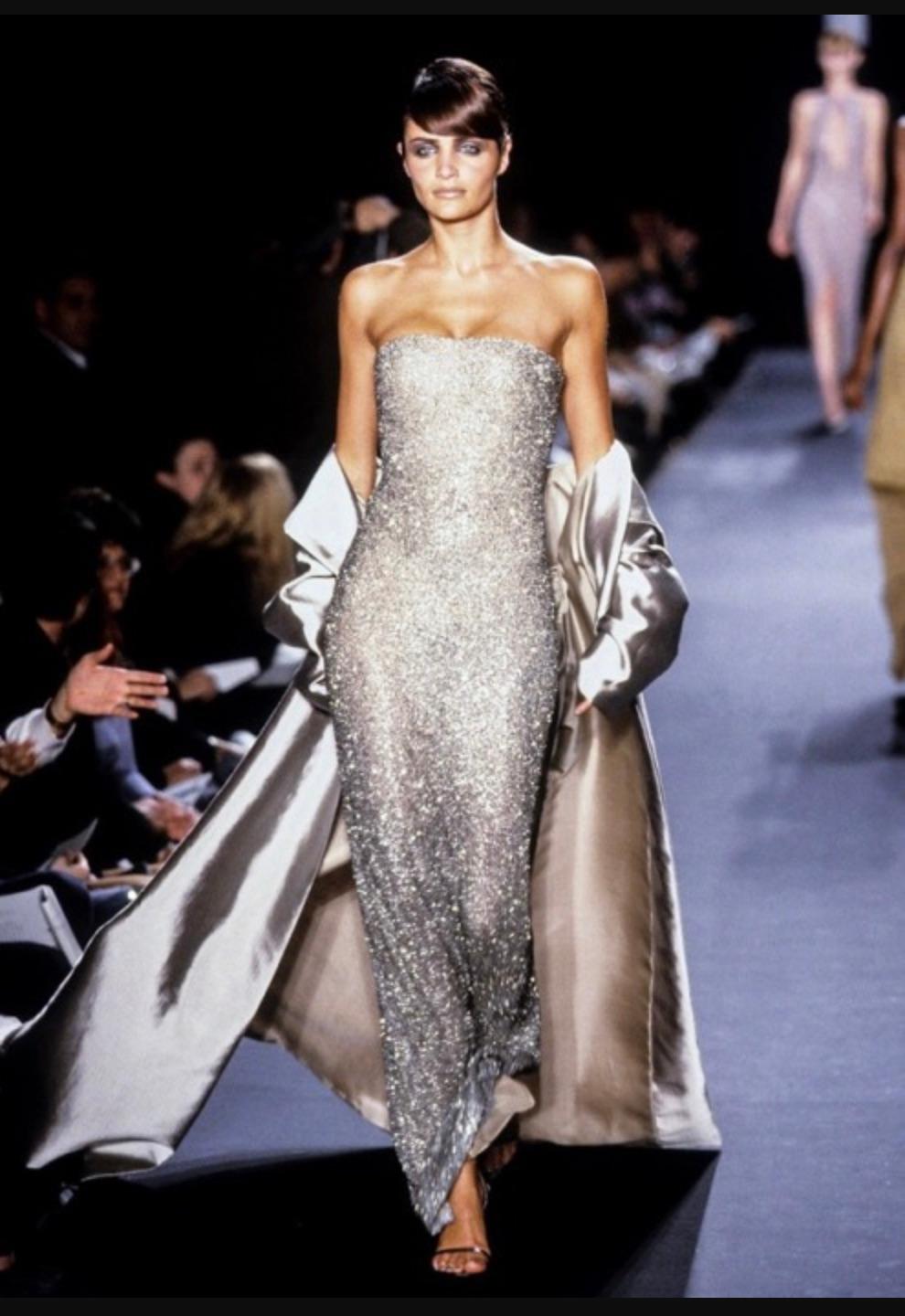 De la colección Otoño/Invierno 1997 de Halston, este raro e impresionante vestido sin tirantes fue diseñado por Randolph Duke y debutó originalmente en la pasarela lucido por Helena Christensen. El vestido está totalmente adornado a mano con