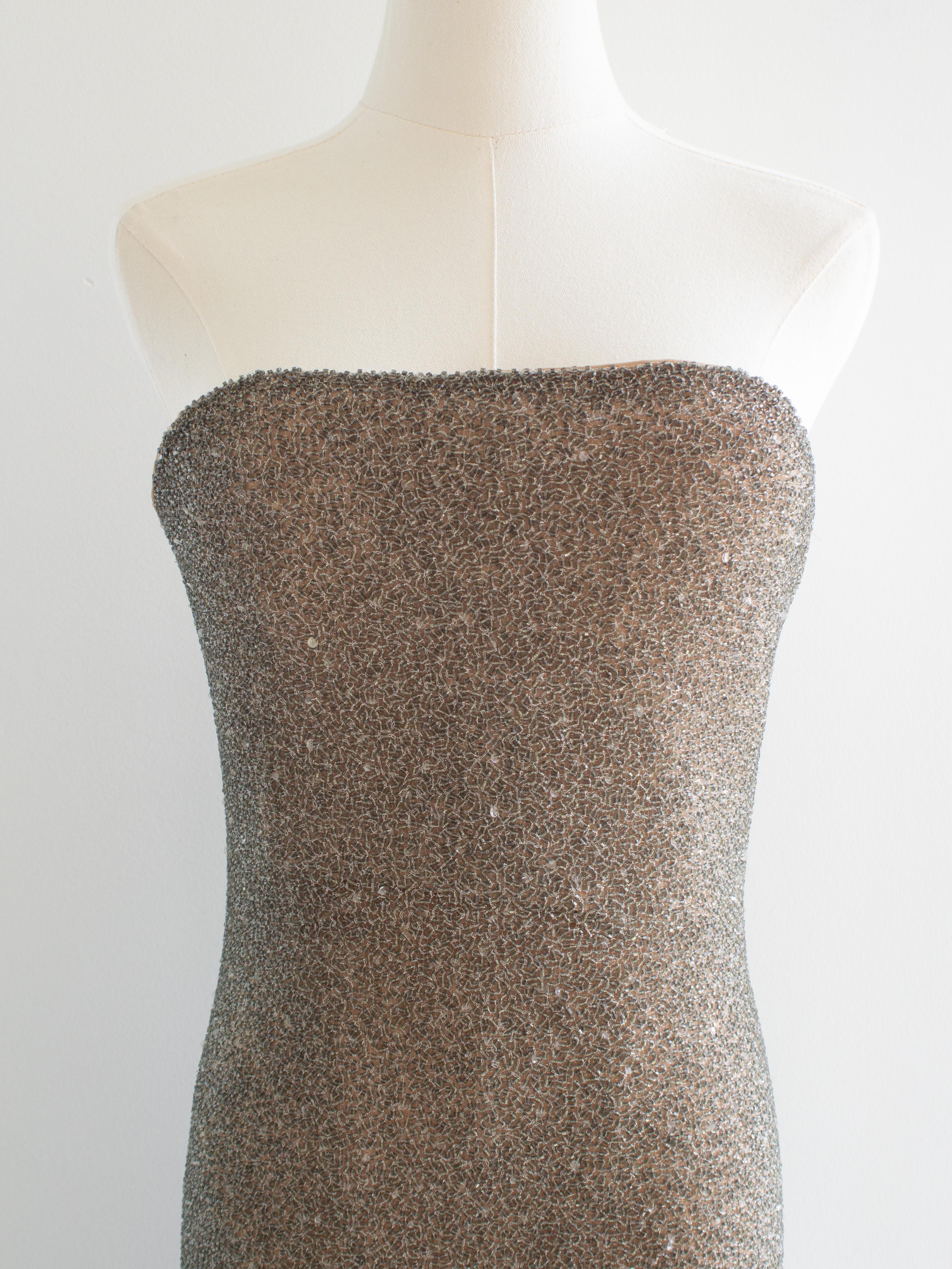 Halston Vintage F/W 1997 Vestido de lentejuelas de cristal con cuentas de plata desnuda en venta 3