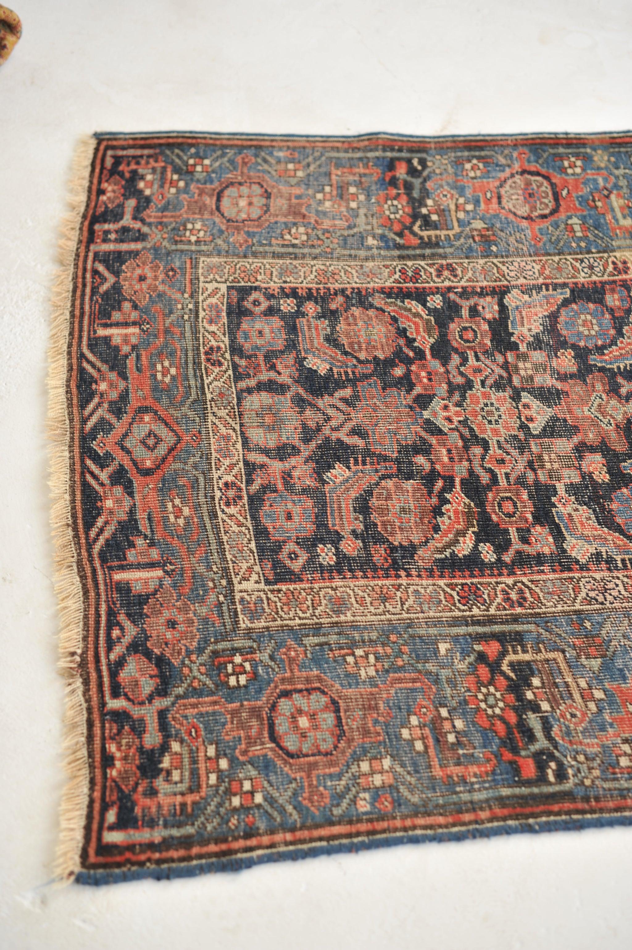 Halvai Reine Bio-Wolle Breiter Läufer mit 10 verschiedenen Blau- und Grüntönen im Wassergarten-Muster

Über: Erstaunliches Stück

Größe: 4,2 x 8,10
Alter: Antik, ca. 1910
Stapel: Niedrig mit schöner authentischer Notlage und roher