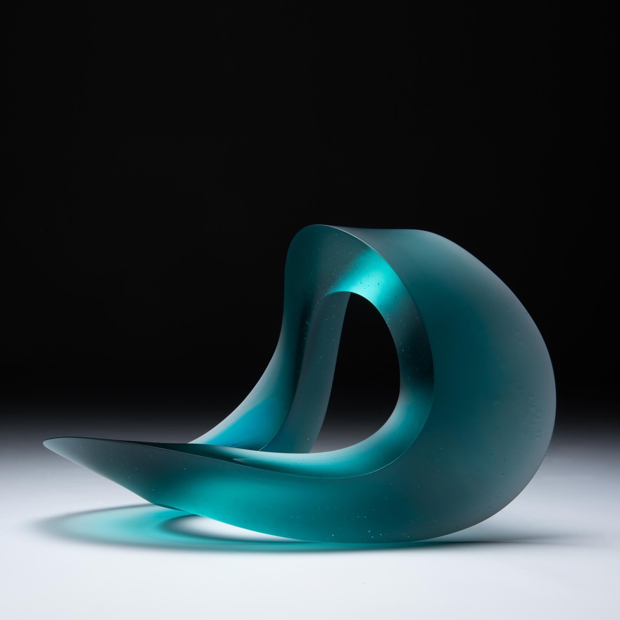 Créée à partir de verre coulé massif, l'intrigante sculpture Halycon de Heike Brachlow est basée sur un concept appelé D-form, une forme tridimensionnelle créée en joignant les bords de deux formes plates ayant la même longueur de périmètre.