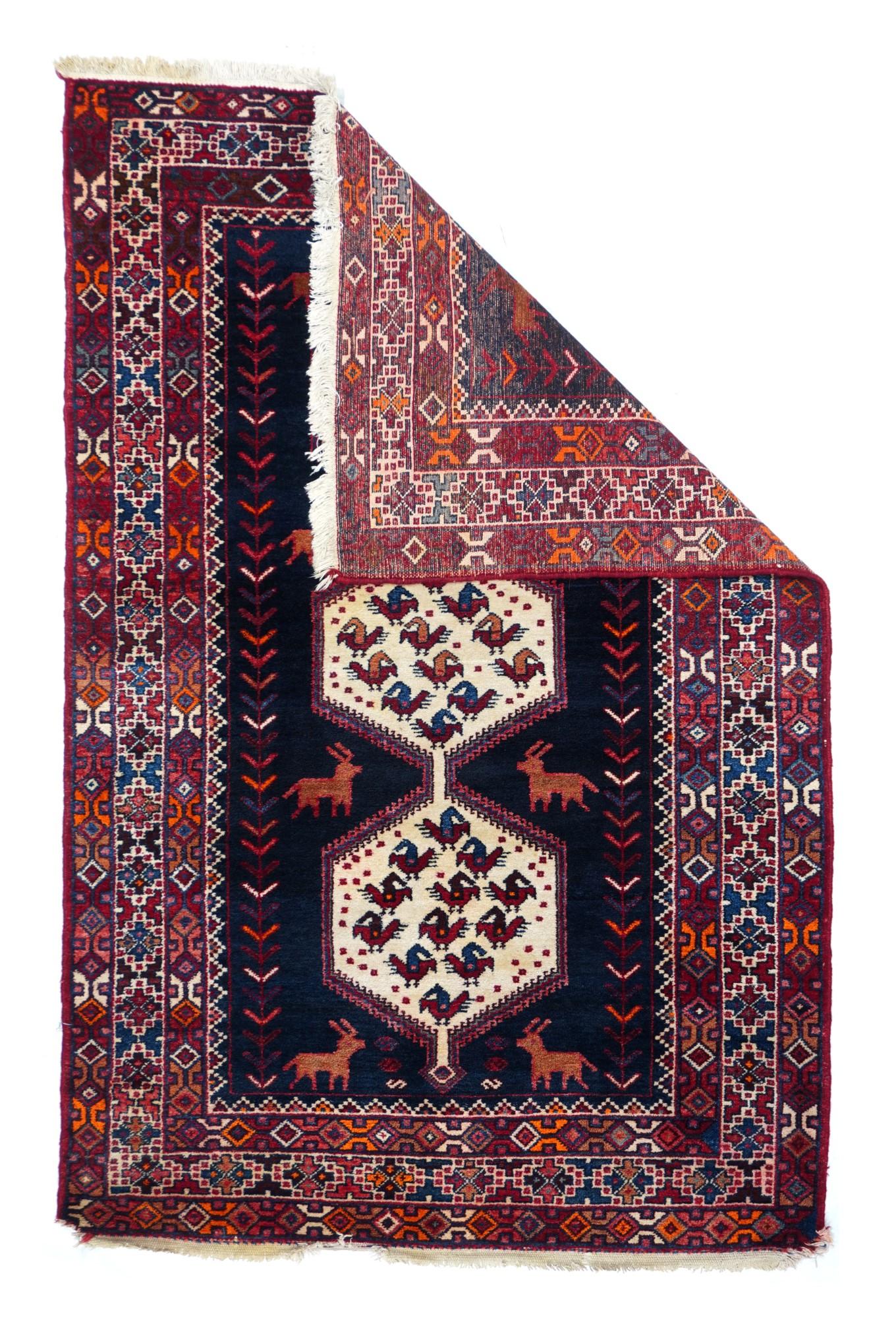 Eine ungewöhnliche Streuung mit einer westpersischen Dorfknüpfung auf Baumwolle, deren Muster jedoch eng von südpersischen Khamseh-Teppichen abgeleitet ist. Das schwarze Feld zeigt ein dicht gehaktes ecrufarbenes Medaillon mit drei Sechsecken, in