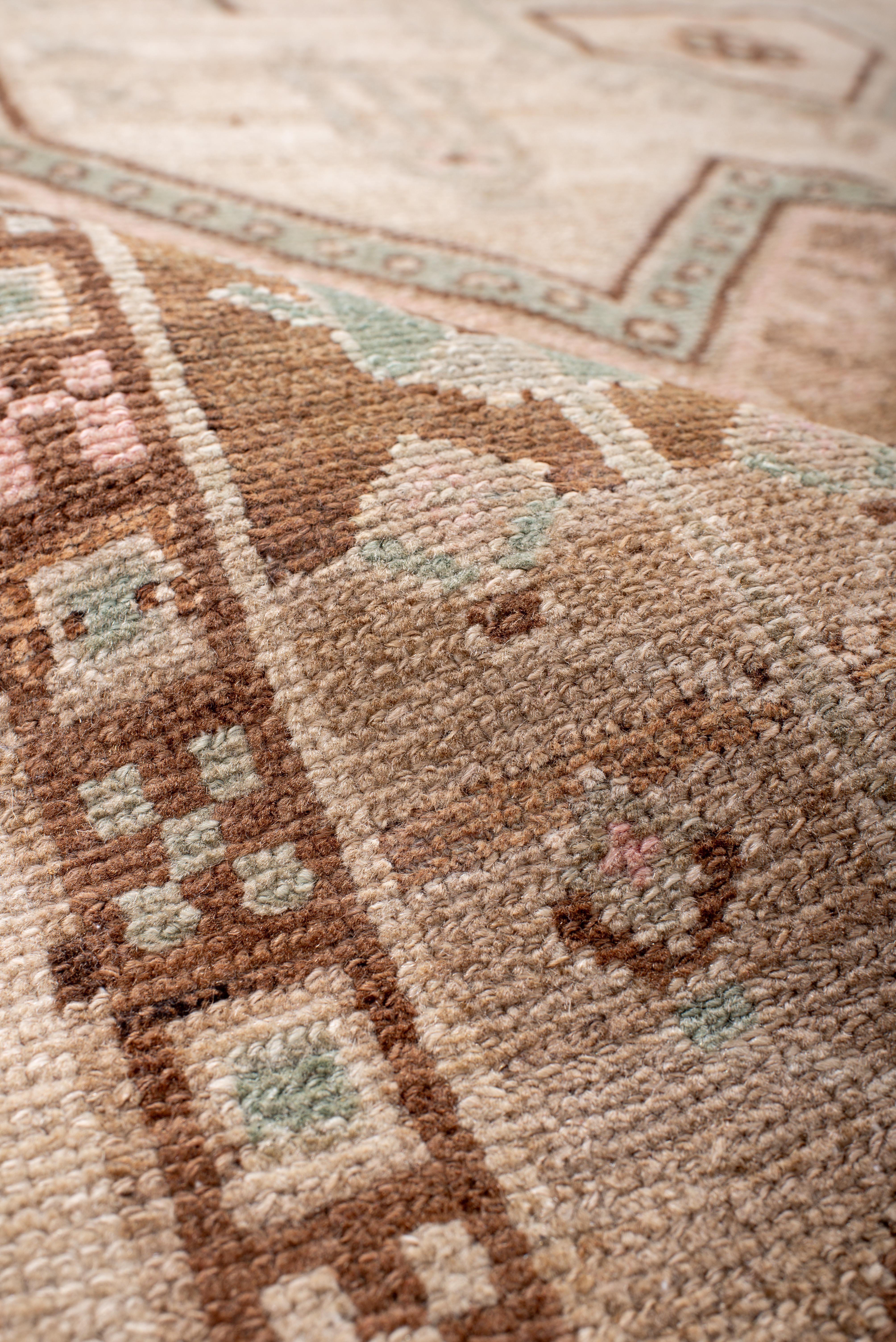 Hamadan Rug Architectural Medallion Motif in Pastel Earth In Good Condition For Sale In New York, NY