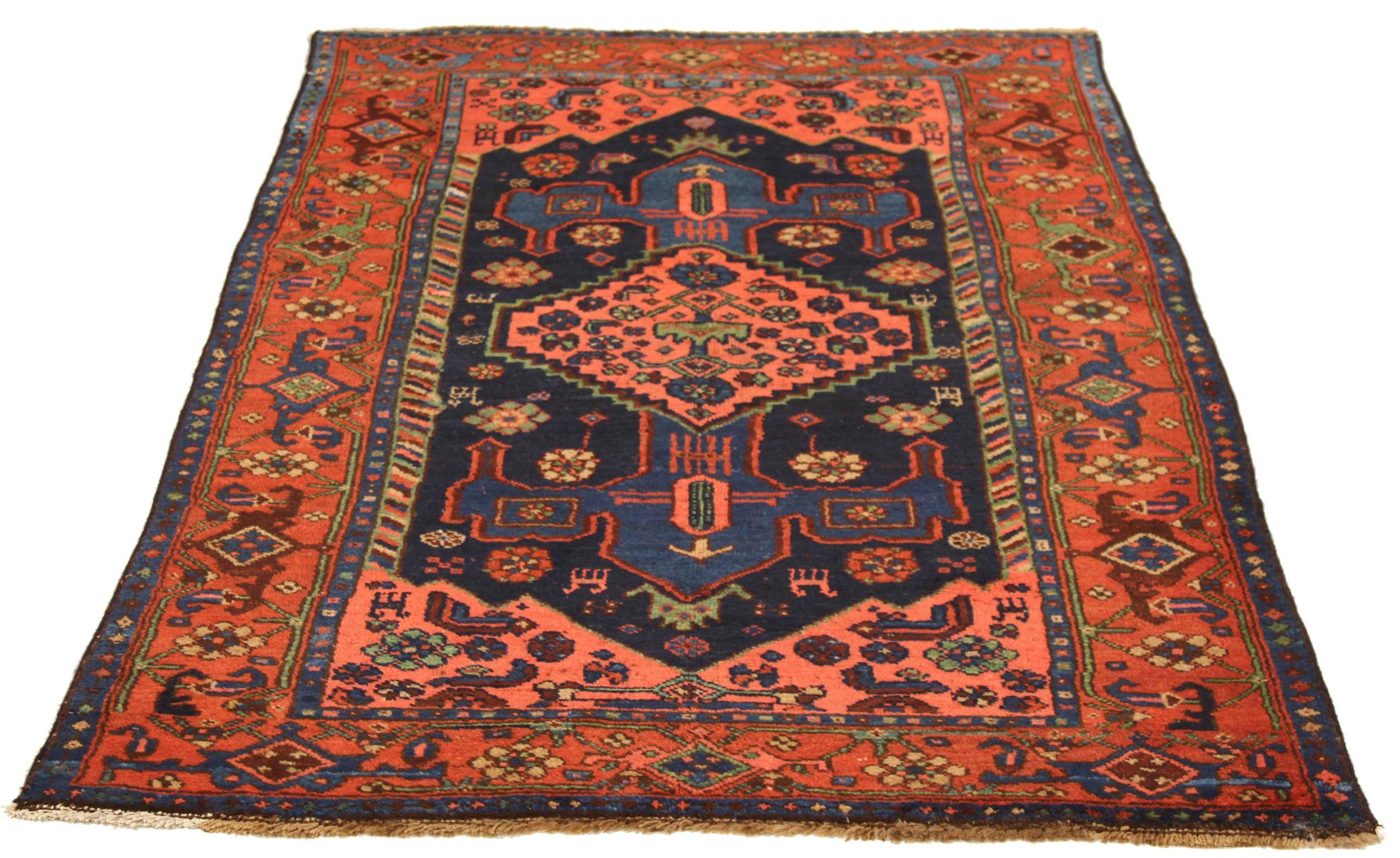 Entdecken Sie die Eleganz des persischen Hamadan mit dem kleinen Teppich von CIRCA 1880. Dieses exklusive Design in den Farben Wolle und BlauMarineblauRosaRot ist perfekt, um Ihren Raum zu verschönern.
