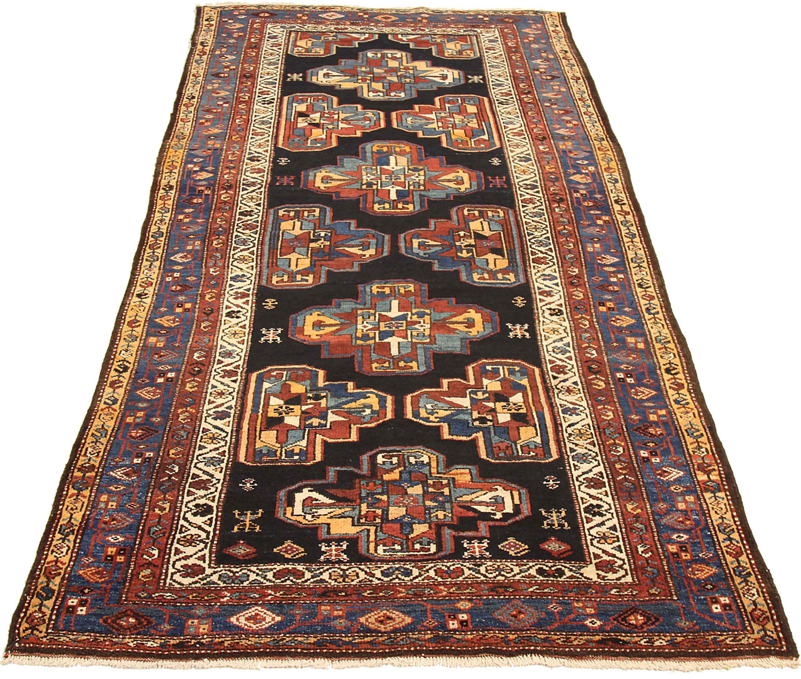 Entdecken Sie die Eleganz des persischen Hamadan mit dem kleinen Teppich von CIRCA 1910. Dieses exklusive Design aus Wolle und BlauMarineblauRotGelb ist perfekt, um Ihren Raum zu verschönern.