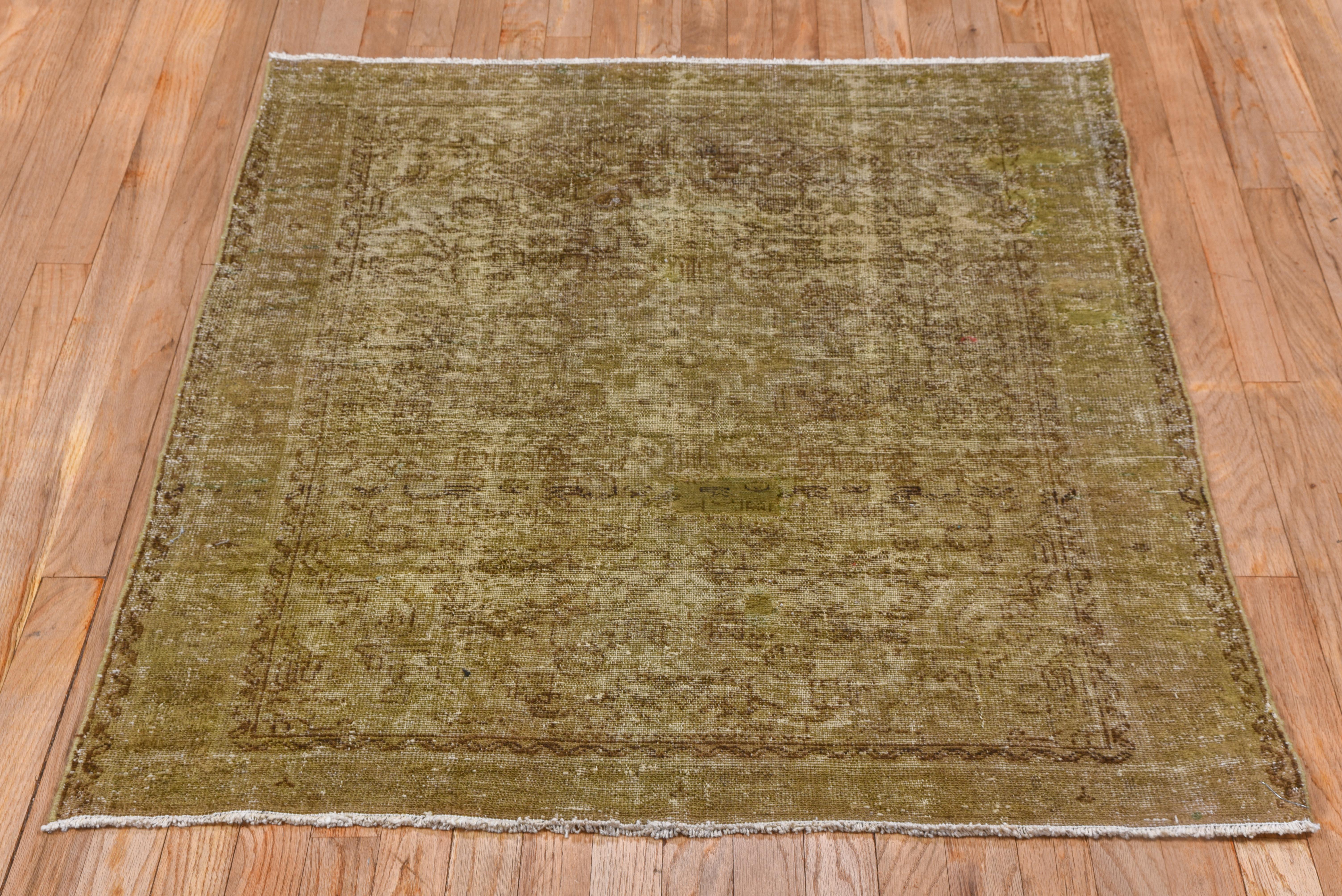 Überspülter, modern-ästhetischer, verblasster olivfarbener Hamadan-Teppich (Perser) mit schönem Allover-Feld 