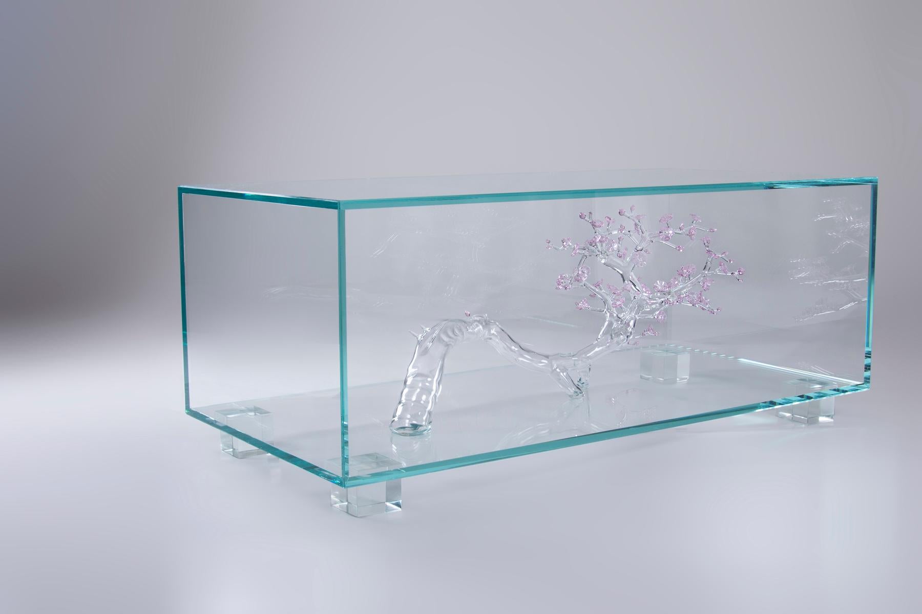 This table presents the form of the tree, desolate and enclosed in thick glass. Duetto delights in shaping nature into poetry to be contemplated within the home.


Duetto is a suite of decorative art objects manifested in collaboration by two
