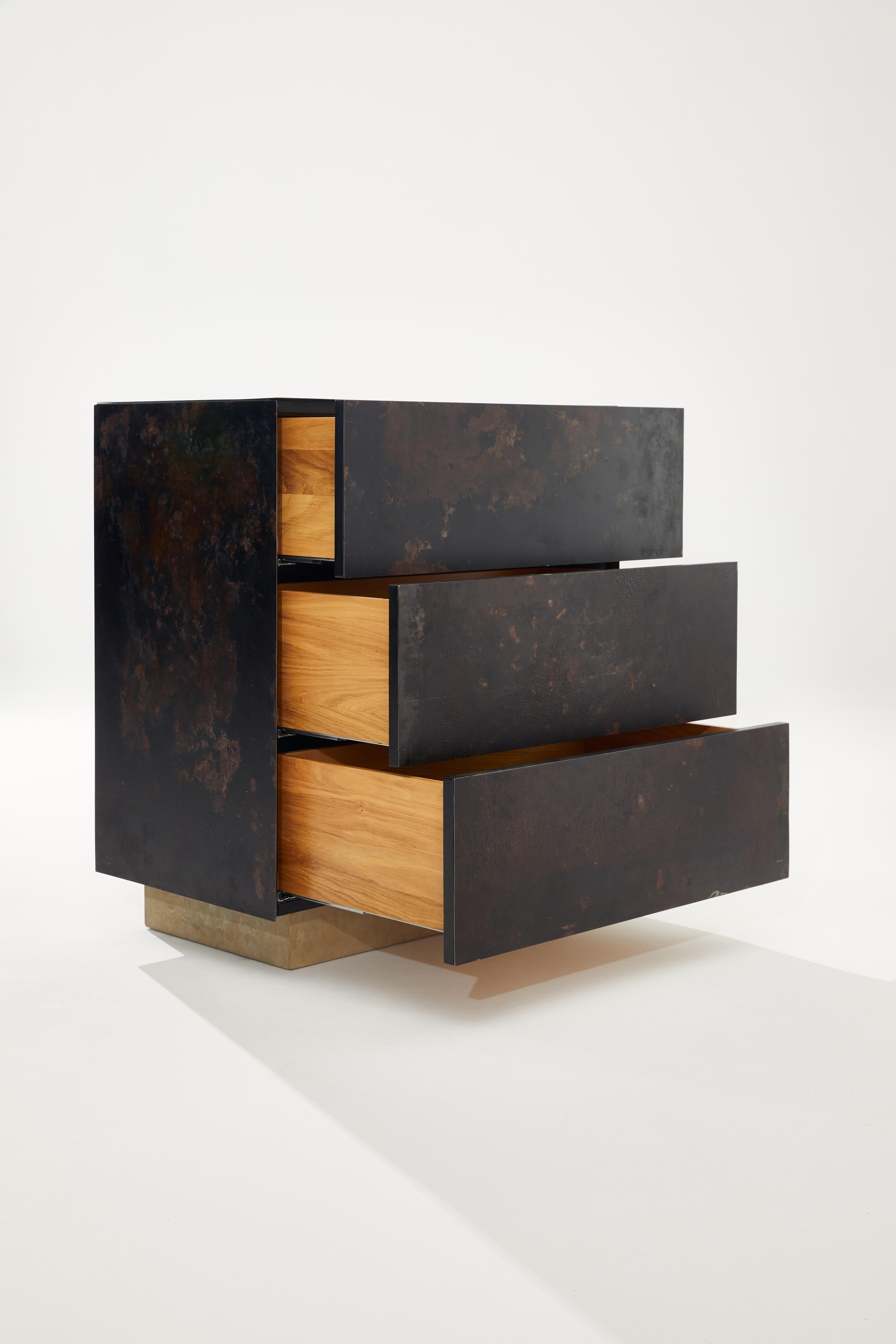 Comò Hamburg in MDF, impiallacciato Oak, metallo e cemento di Heilig Objects
Dimensioni: P 46 x L 76 x H 85 cm.
Materiali: MDF, lamiera da forno, impiallacciatura di Oak e cemento.

Daniel Heilig. Un giovane designer ungherese-tedesco, un artista