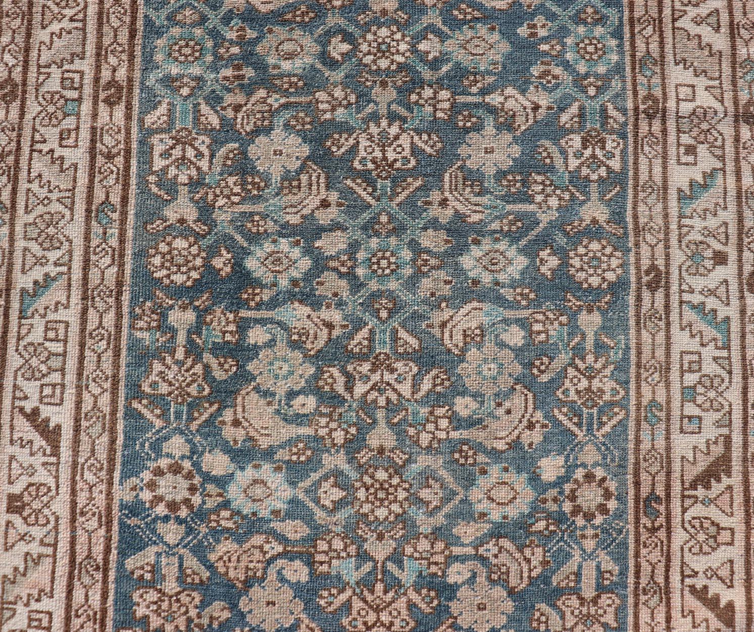 Tapis persan ancien Hamedan avec motif sous-géométrique en bleus et neutres en vente 2