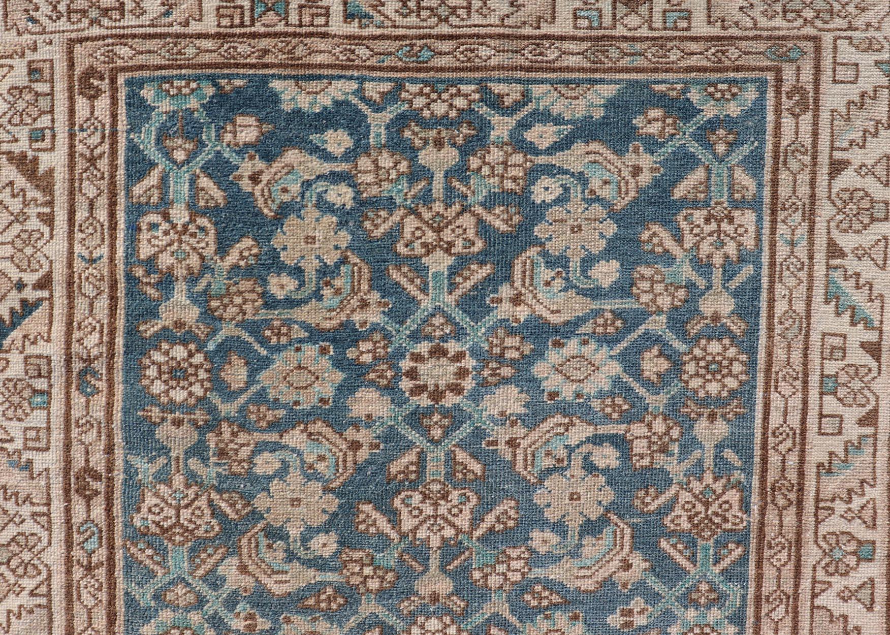 Tapis persan ancien Hamedan avec motif sous-géométrique en bleus et neutres en vente 3