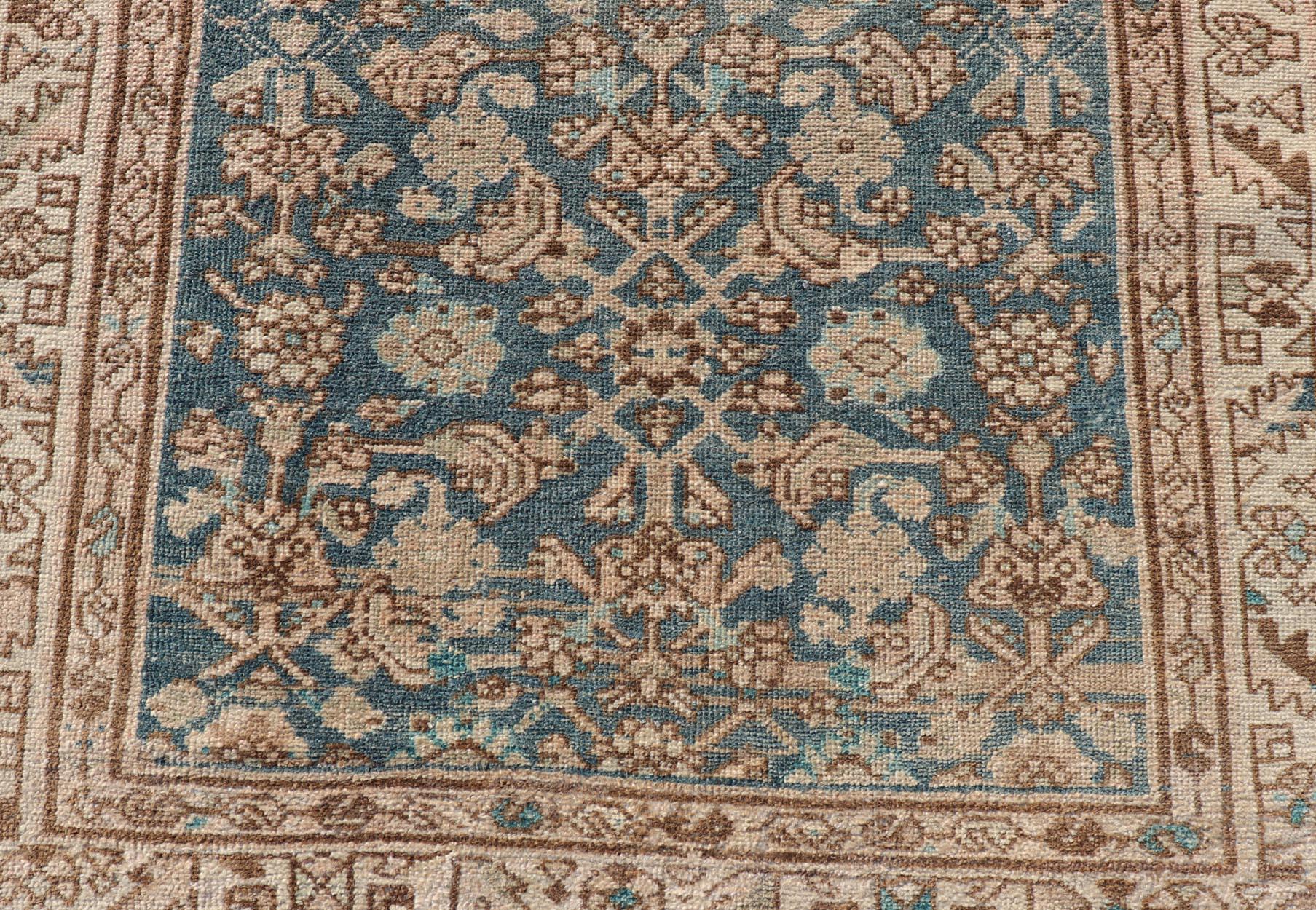  Tapis persan ancien Hamedan à motifs subgéométriques dans les tons bleus et neutres. Keivan Woven Arts / tapis VAS-50051, pays d'origine / type : Iran / Hamedan, circa 1920
Mesures : 3'3 x 6'1
Ce tapis Hamadan persan ancien a été noué à la main en