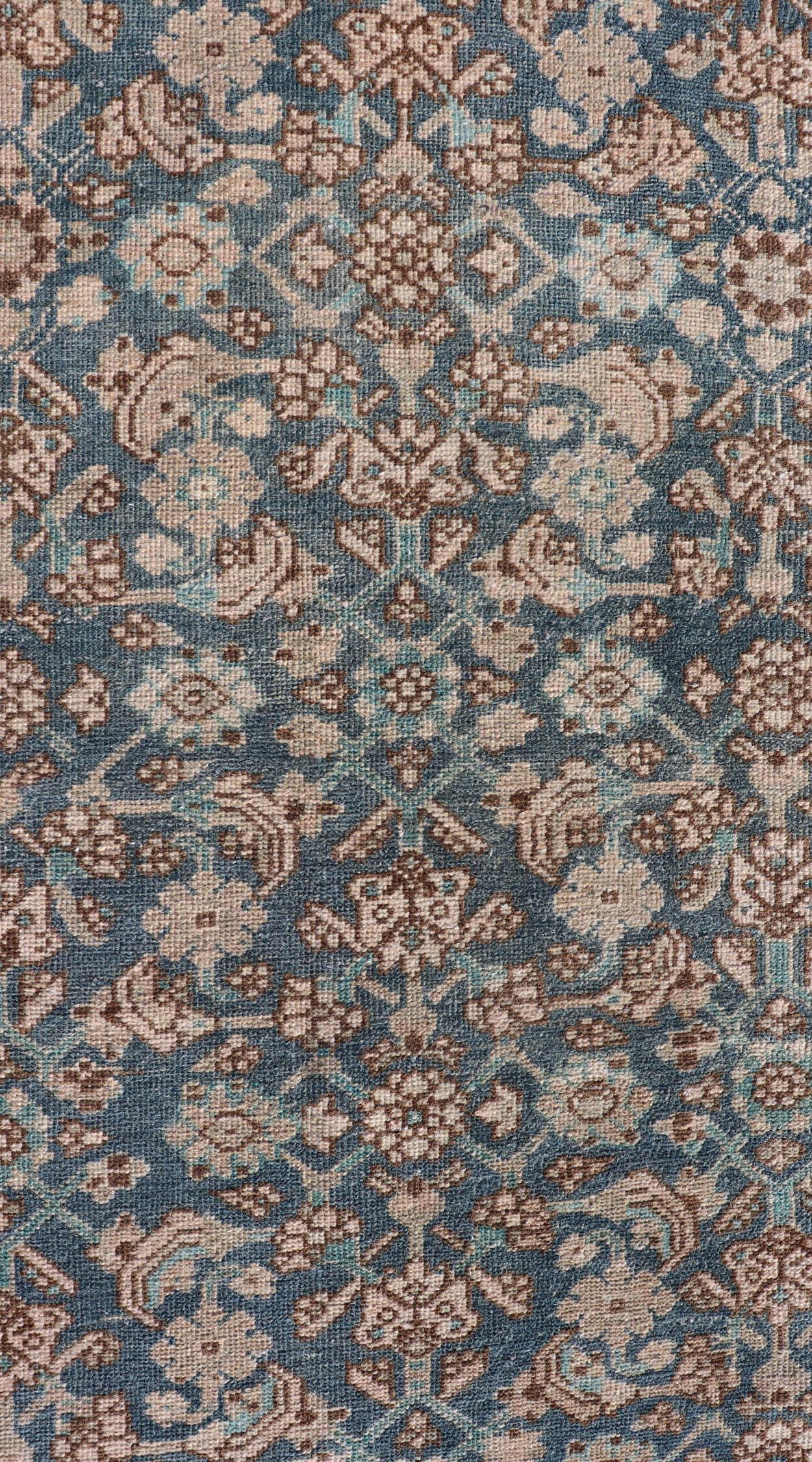 Malayer Tapis persan ancien Hamedan avec motif sous-géométrique en bleus et neutres en vente
