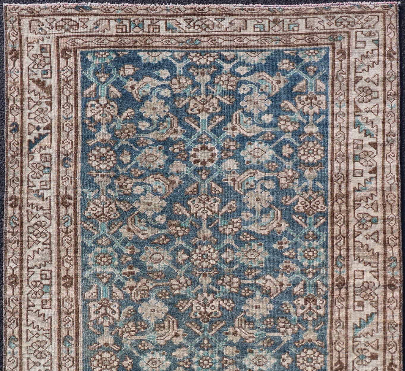 Perse Tapis persan ancien Hamedan avec motif sous-géométrique en bleus et neutres en vente