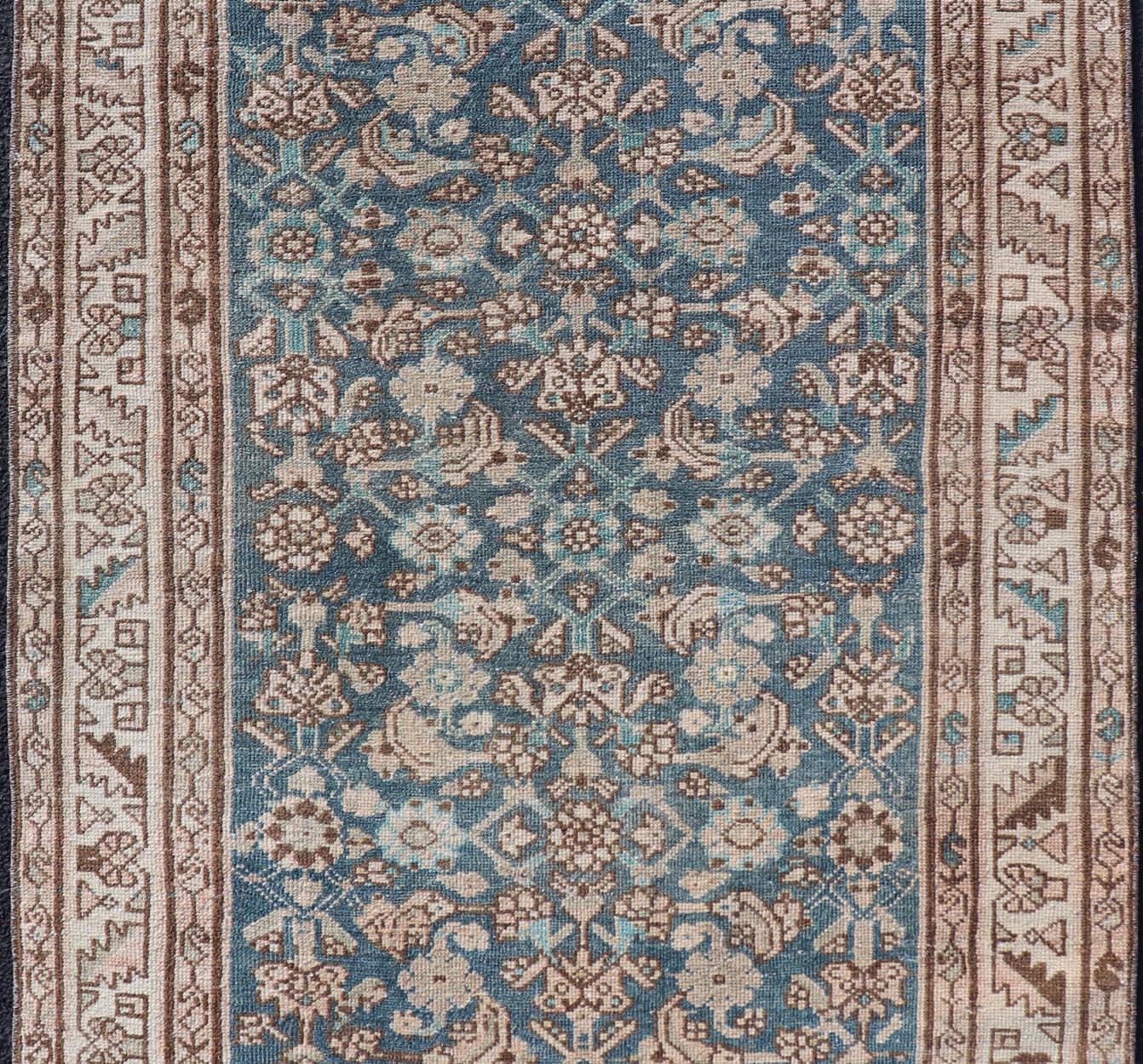 Noué à la main Tapis persan ancien Hamedan avec motif sous-géométrique en bleus et neutres en vente