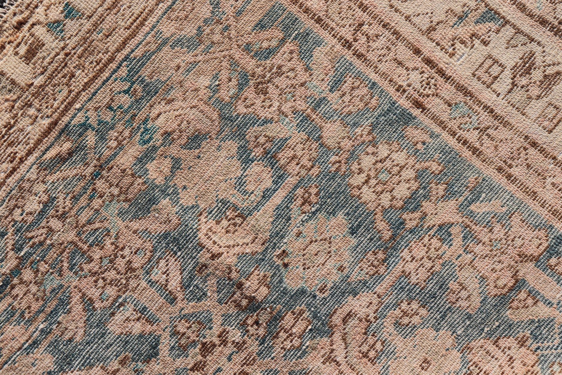 20ième siècle Tapis persan ancien Hamedan avec motif sous-géométrique en bleus et neutres en vente