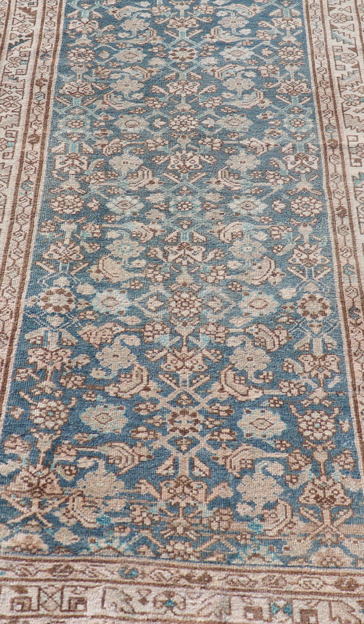 Laine Tapis persan ancien Hamedan avec motif sous-géométrique en bleus et neutres en vente