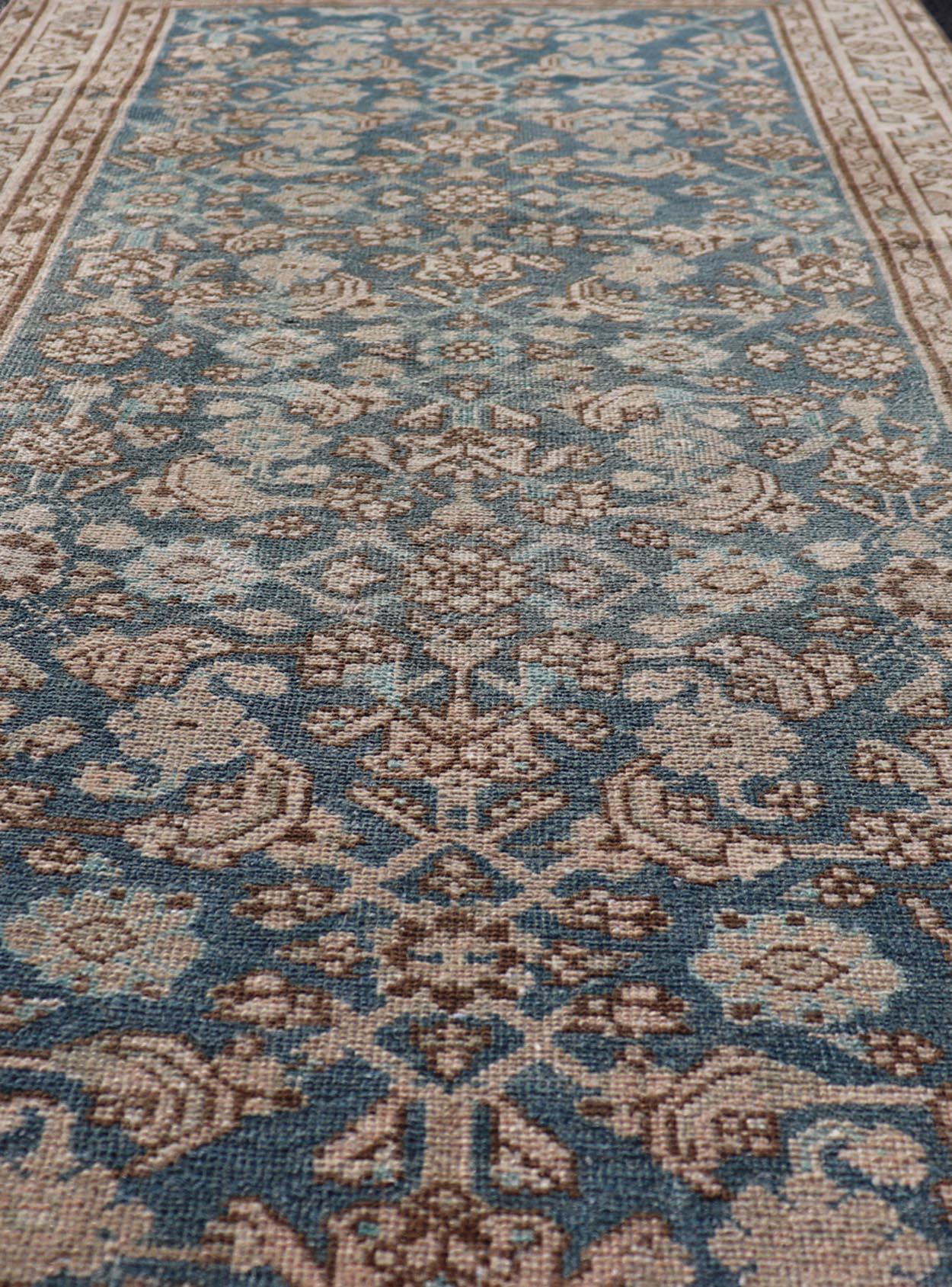Tapis persan ancien Hamedan avec motif sous-géométrique en bleus et neutres en vente 1