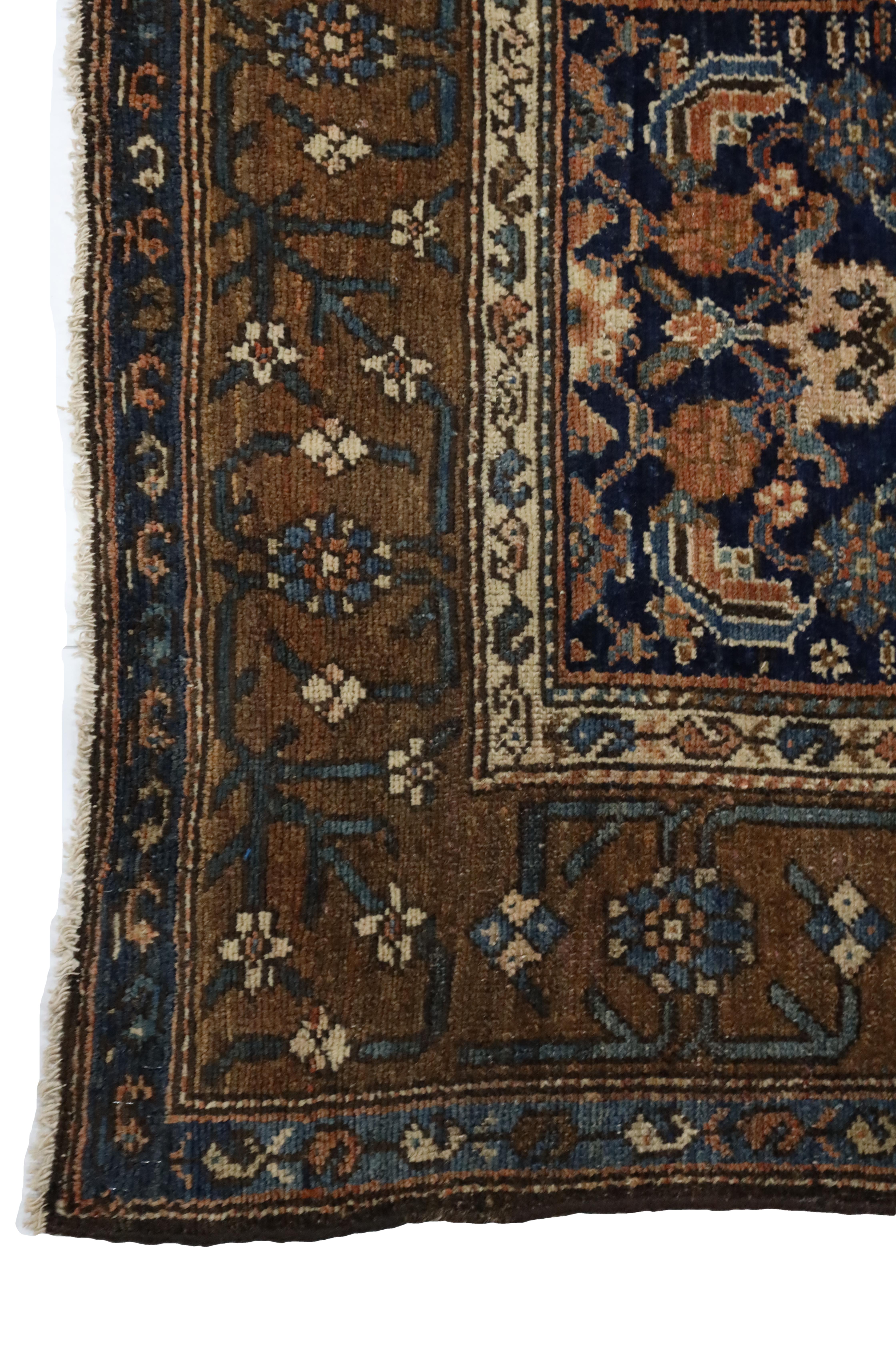 Dieser atemberaubende Hamedan-Teppich hat einen satten marineblauen Hintergrund, der ein kühnes geometrisches Allover-Muster wunderschön zur Geltung bringt. Das verschlungene Muster besteht aus größeren Motiven in einer auffälligen Kombination aus