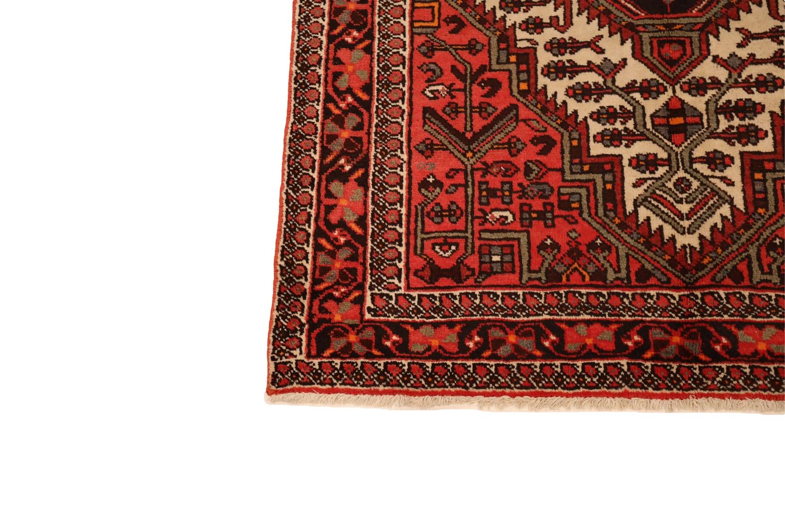 Wir stellen den exquisiten Teppich Hamedan vor, ein Zeugnis der Schlichtheit und Eleganz in jedem Faden. Der Teppich zeichnet sich durch einen sanften und einladenden roten Hintergrund aus, der die Bühne für ein größeres elfenbeinfarbenes Medaillon