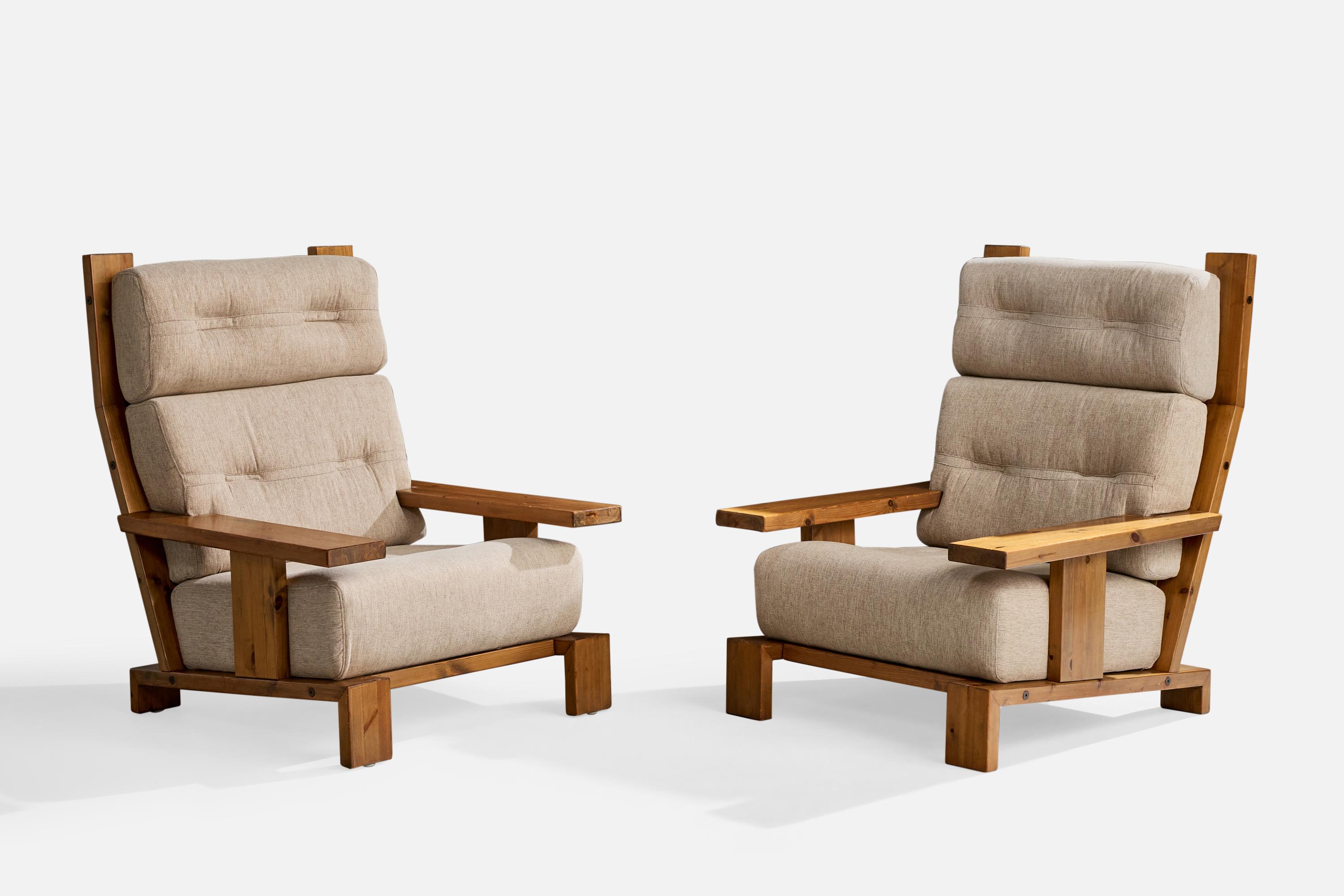 Paire de chaises longues en pin et tissu gris clair produites par Hämeen Kalustaja Ky, Lahti, Finlande, c. années 1970.

Usure modérée du bois correspondant à l'âge et à l'utilisation. 

Rembourré dans un tissu neuf.

Dimensions globales (pouces) :