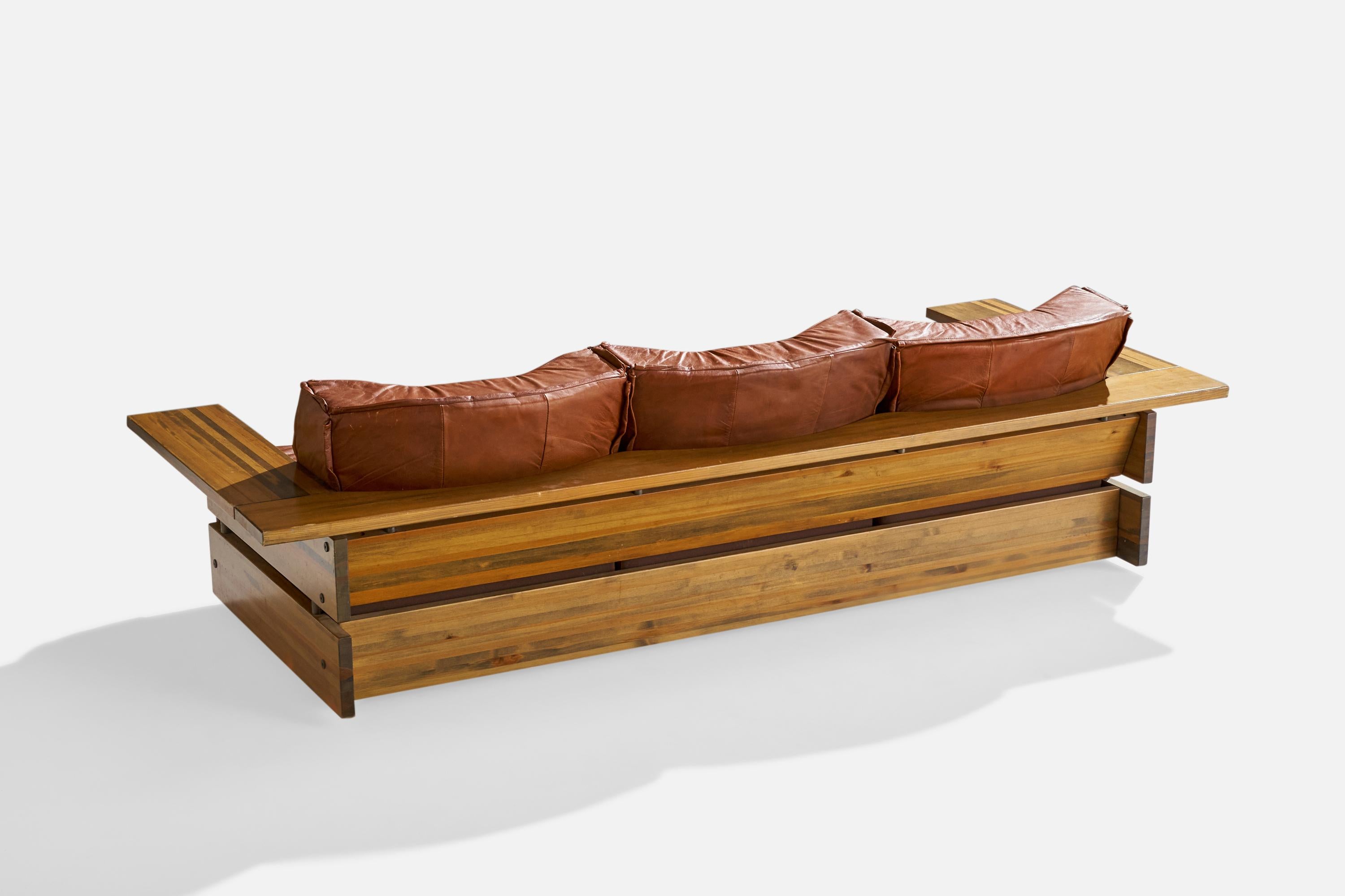 Hämeen Kalustaja, Sofa, Pine, Leather, Finland, 1970s In Fair Condition For Sale In High Point, NC