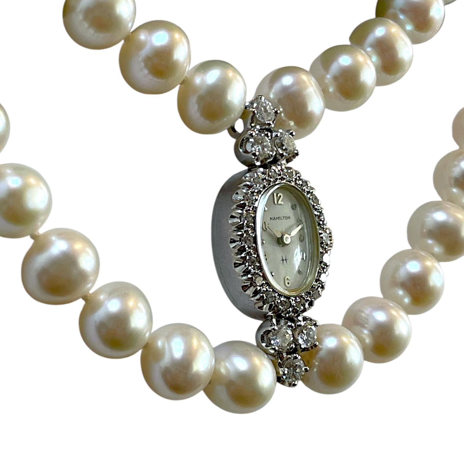 Moderne Montre pour dames en or blanc 14k Hamilton Collier à double rang de perles en vente