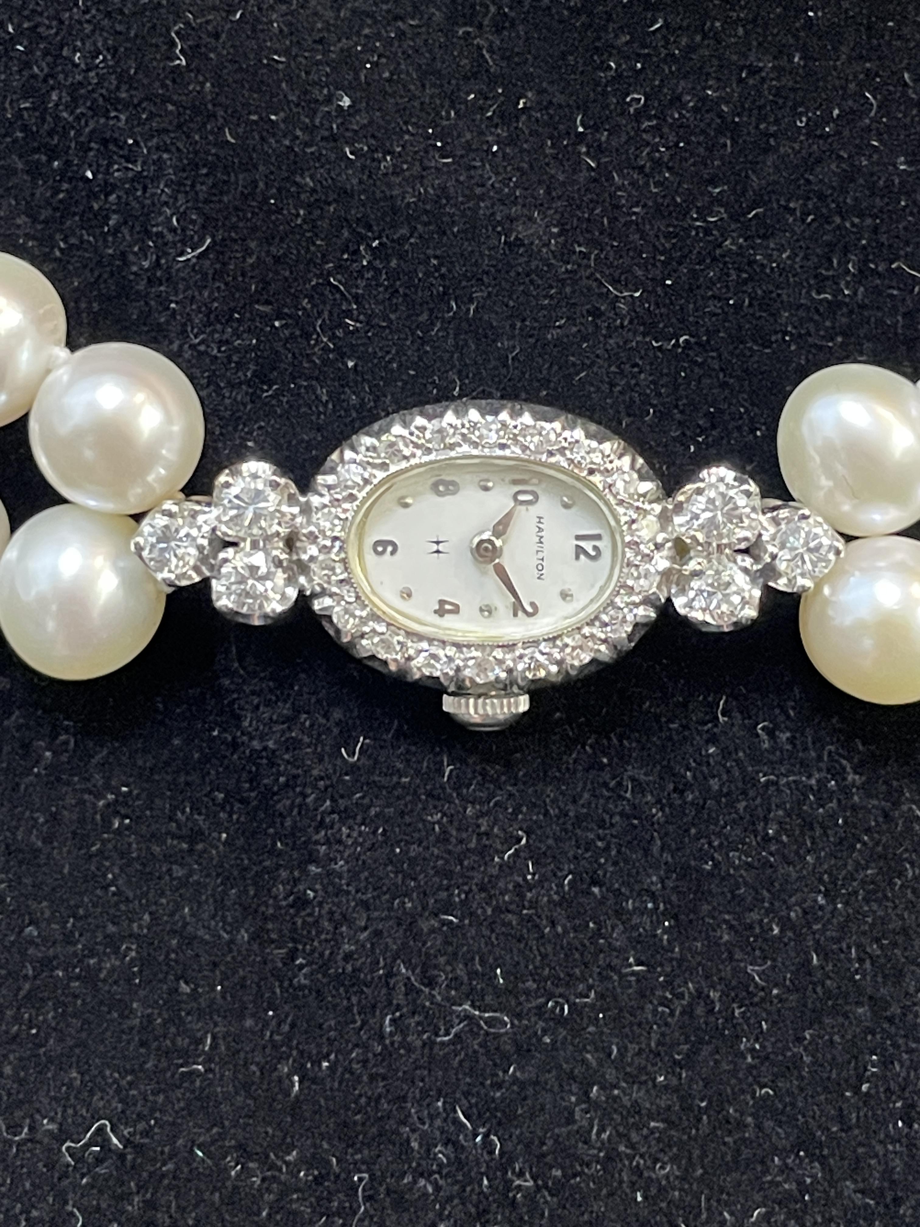 Montre pour dames en or blanc 14k Hamilton Collier à double rang de perles Excellent état - En vente à New York, NY