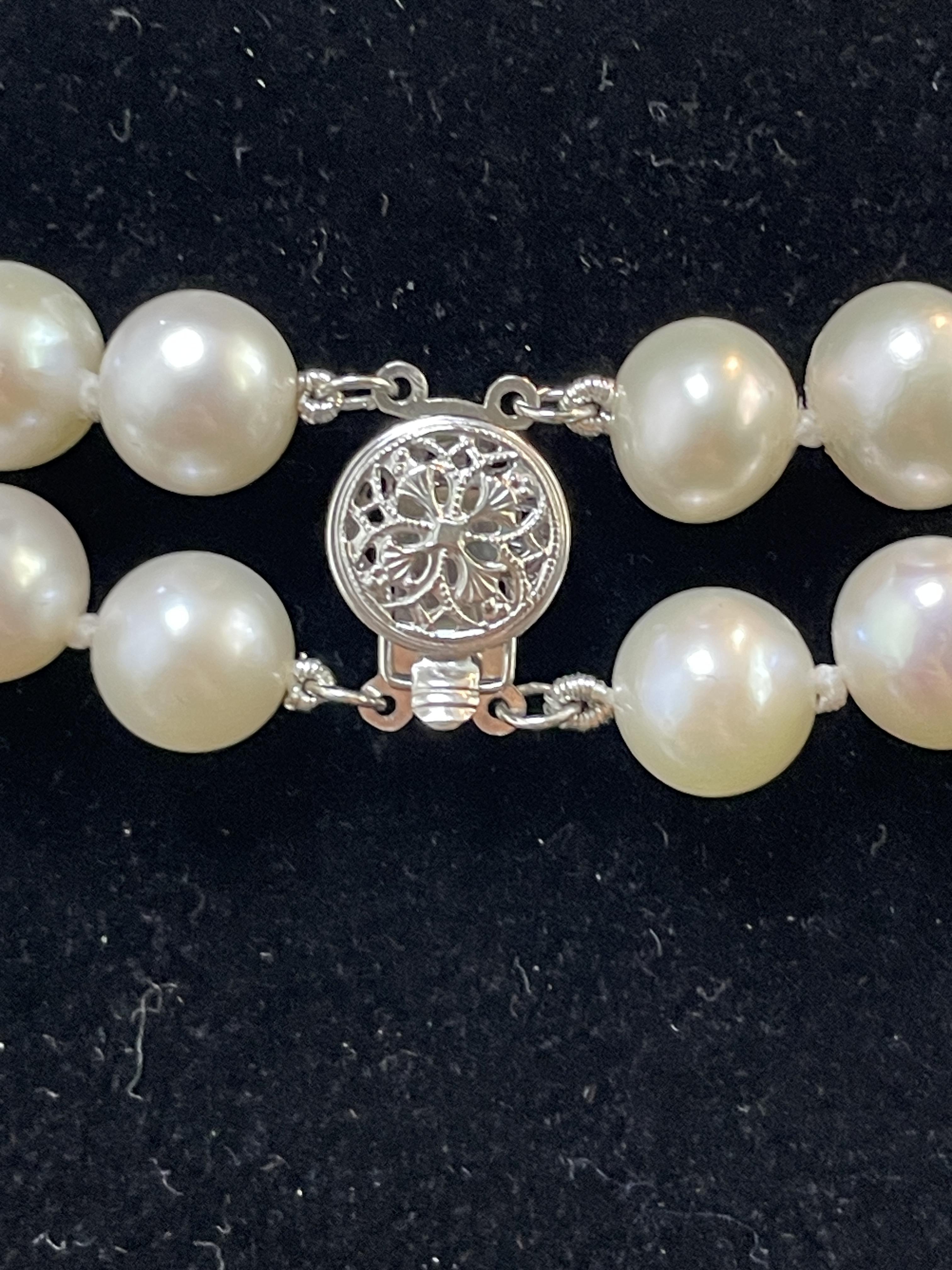 Montre pour dames en or blanc 14k Hamilton Collier à double rang de perles en vente 1