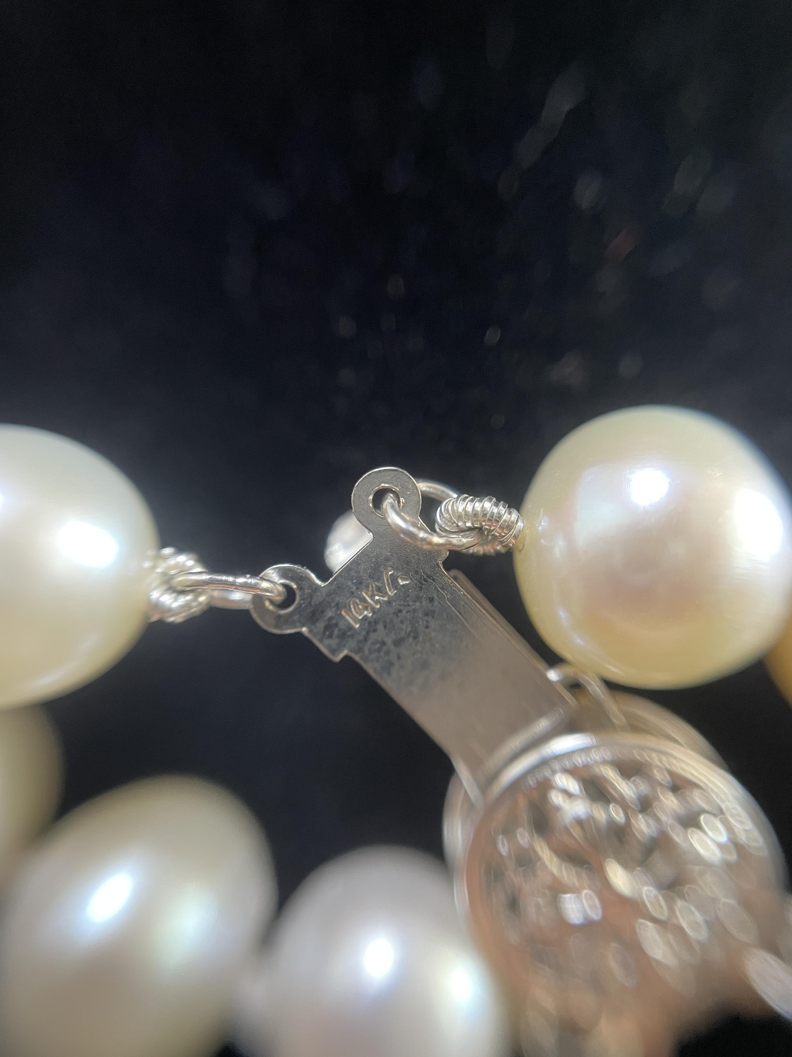 Montre pour dames en or blanc 14k Hamilton Collier à double rang de perles en vente 3