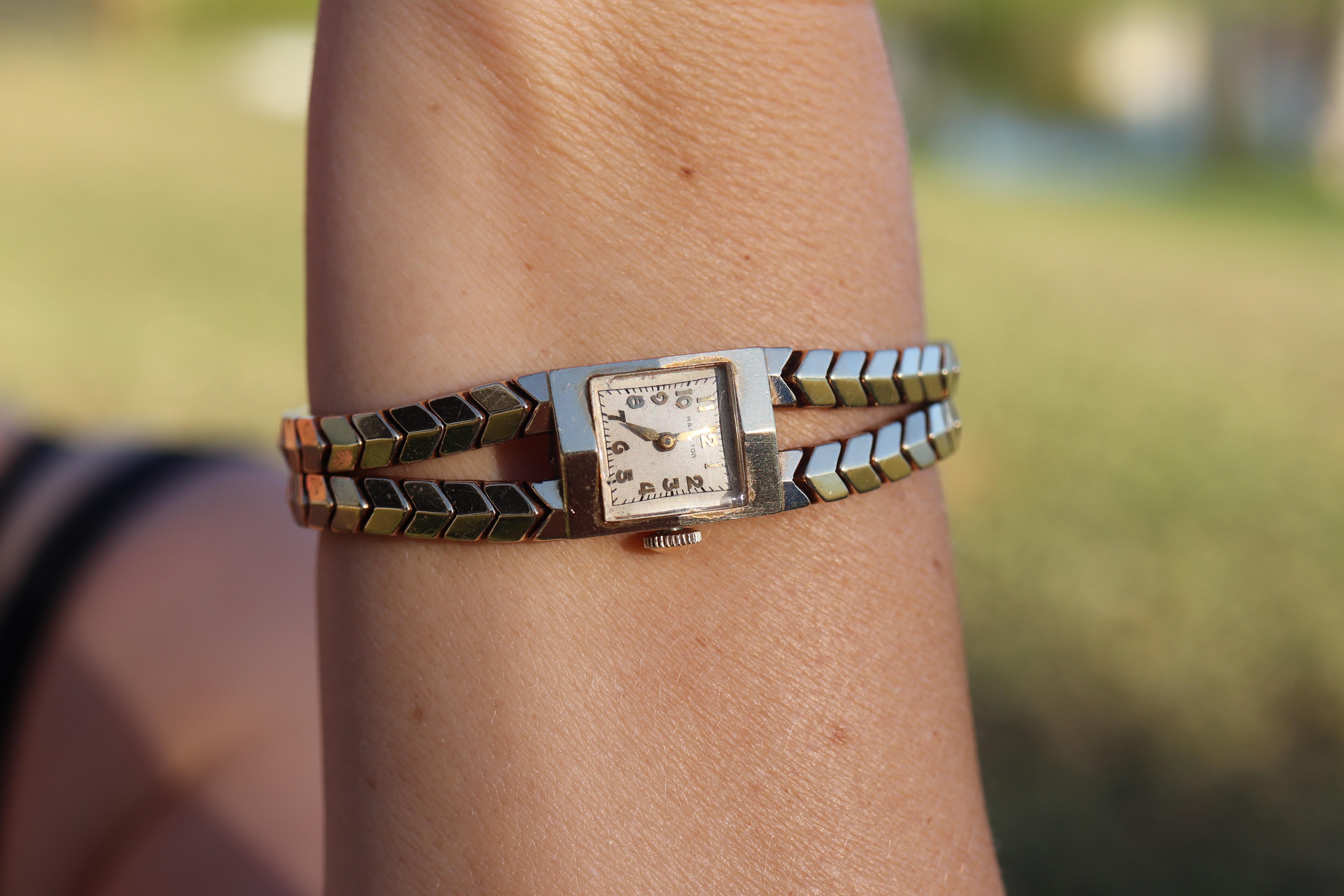 Heavy 14k Gelbgold Hamilton Uhr mit 14k Gelbgold Doppel-Stand Chevron Link Armband. Hamilton 17J 750 Uhrwerk in einem 14-karätigen Gehäuse. Schönes schweres sperriges Design.

Zustand: Gehäuse und Armband haben einige kleine Kratzer, die dem Alter