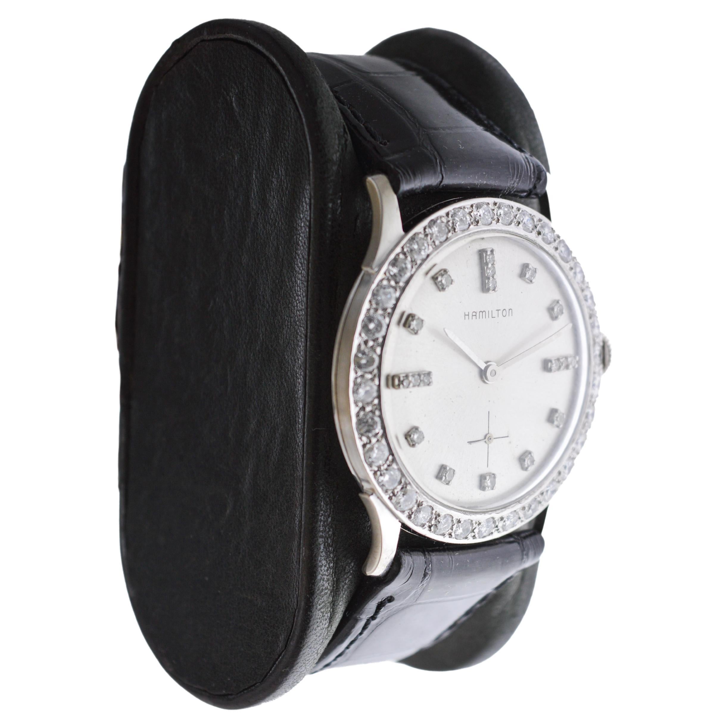 FABBRICA / CASA: Hamilton Watch Company
STILE / RIFERIMENTO: Rotondo / Stile del vestito
METALLO / MATERIALE: 14Kt. Oro bianco massiccio / 34 diamanti originali
CIRCA / ANNO: 1950
DIMENSIONI: Lunghezza 39mm X Diametro 34mm
MOVIMENTO / CALIBRO: