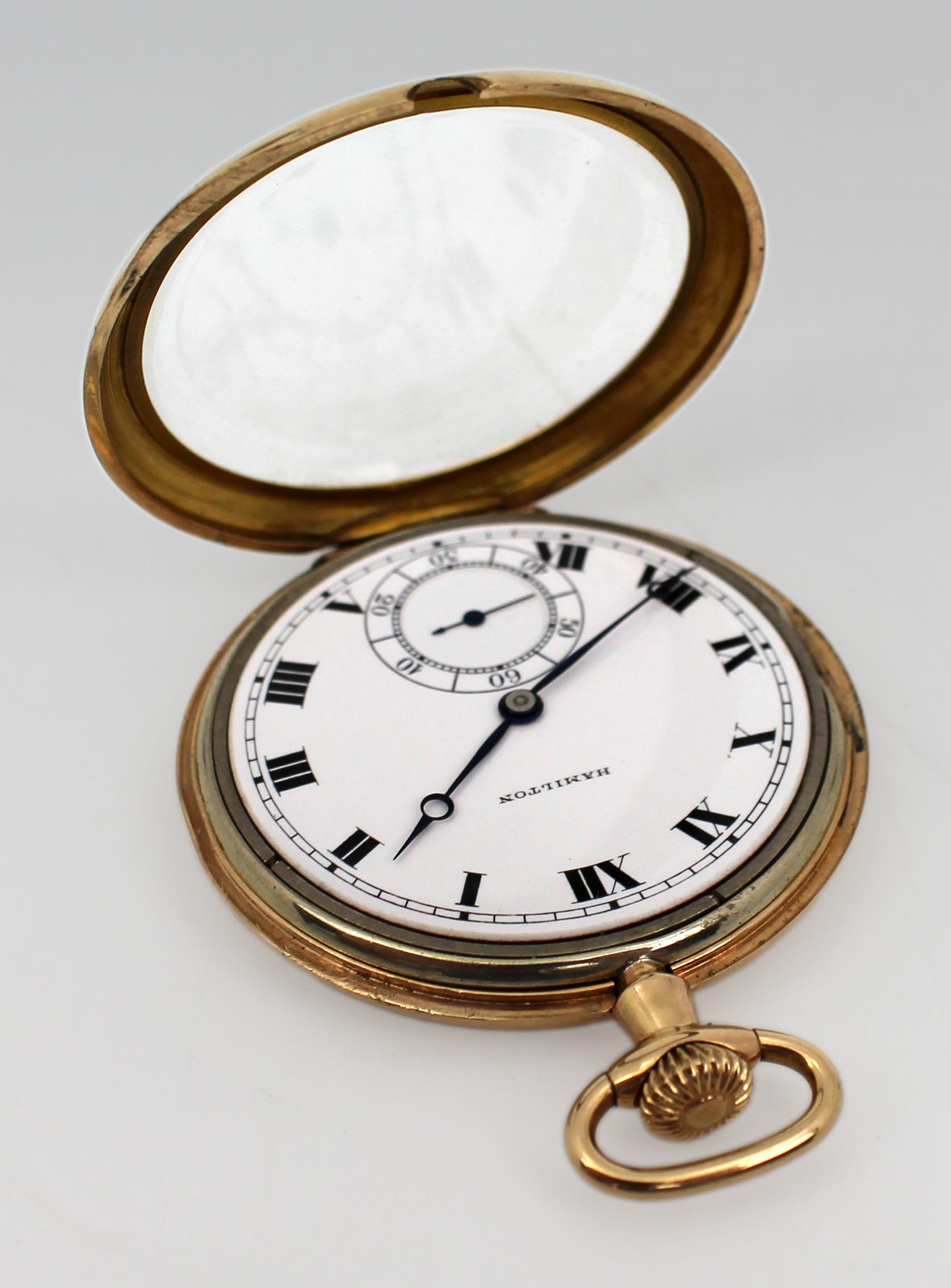 Montre de poche Hamilton 17 Jewell Full Hunter, c.C. 1925 - Boîtier doré
Montre de poche de chasseur complet du début du 20e siècle, magnifiquement conservée, de la Hamilton Watch Company, Lancaster, Pennsylvanie, c.C.C., vers 1925.

Cet élégant