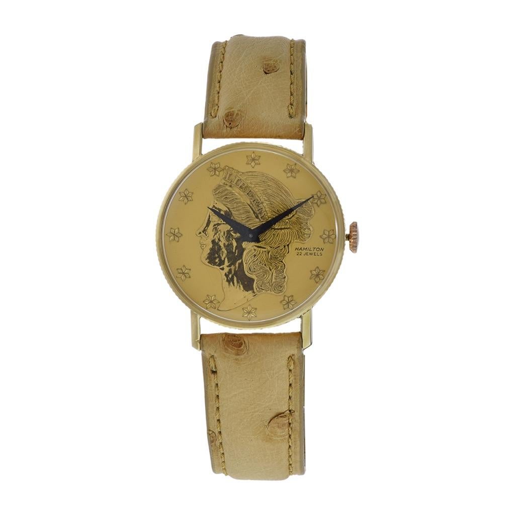 Die Vintage Hamilton 1969 Liberty Coin 14kt Gold Watch ist ein zeitloser Schatz, der die Eleganz der Mitte des Jahrhunderts widerspiegelt. Mit seinem luxuriösen runden Gehäuse aus 14-karätigem Gold (33 mm) strahlt dieser Zeitmesser Raffinesse und