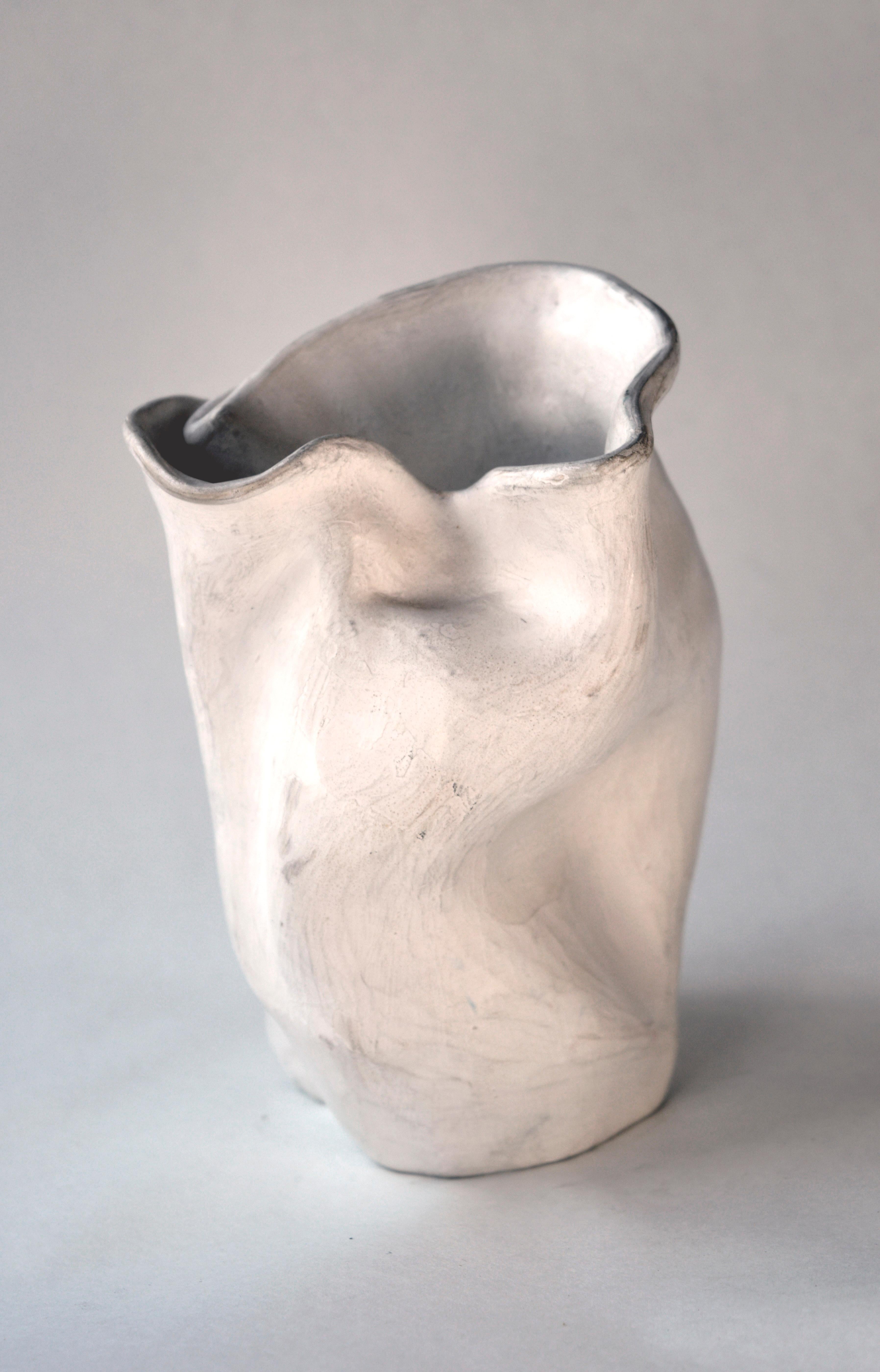 Vase en poterie abstraite du début des années 1940 n° 2 d'après George Ohr - Gris Figurative Sculpture par Hamilton Achille Wolf