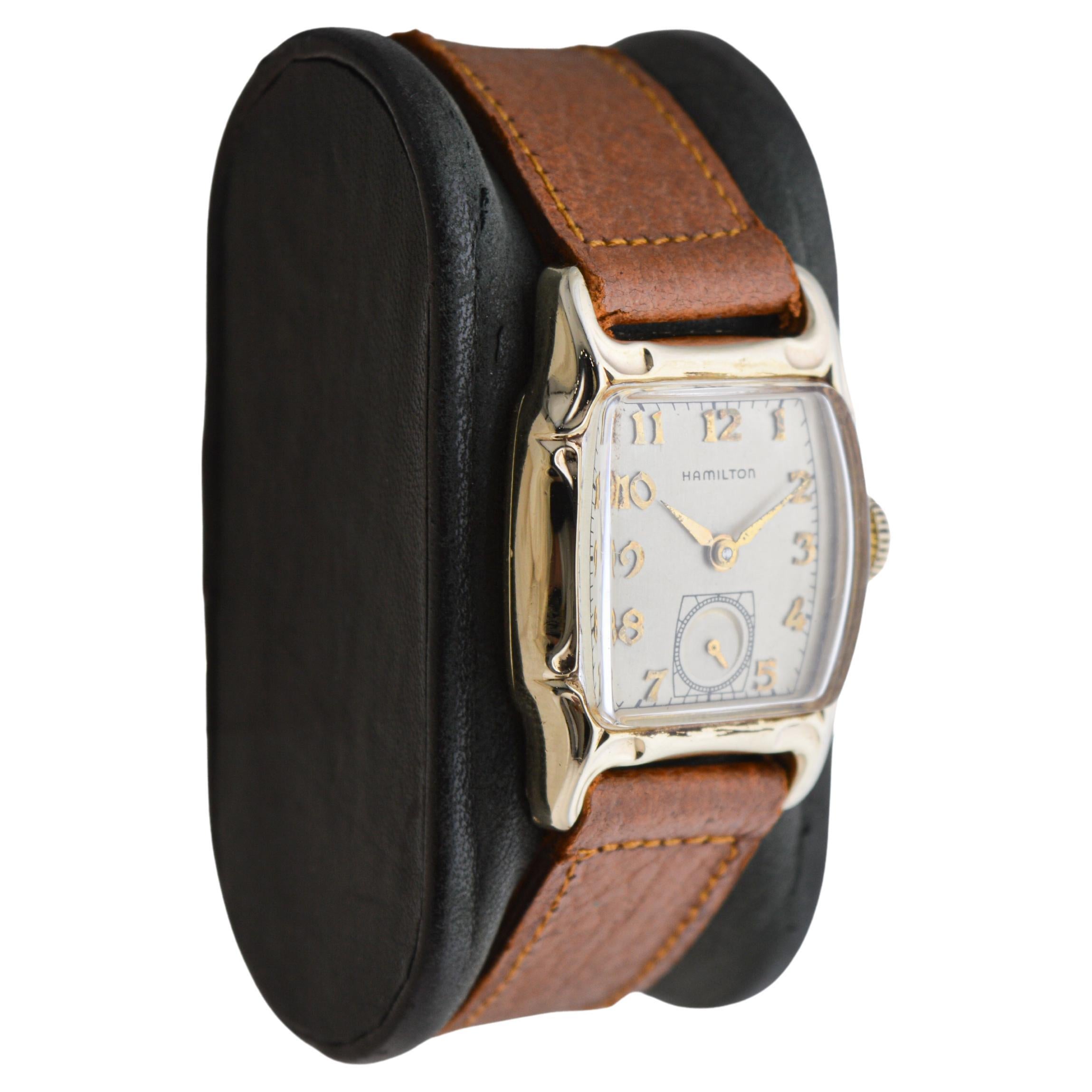 FÁBRICA / CASA: Hamilton Watch Company
ESTILO / REFERENCIA: Art Decó / Referencia Lawton
METAL / MATERIAL: Oro amarillo relleno
CIRCA / AÑO: 1950
DIMENSIONES / TAMAÑO: Largo 25mm X Ancho 36mm
MOVIMIENTO / CALIBRE: cuerda manual / 17 joyas / calibre