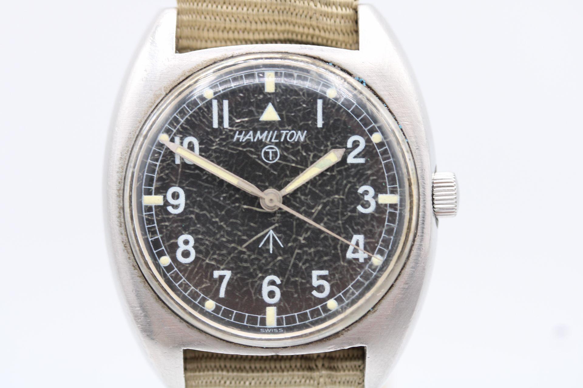Uhr: Hamilton Britisches Militär W10-6645-99
Lager-Nummer: CHW5313
Preis: £895.00

Diese Hamilton British Ministry of Defence Armbanduhr wurde um 1973 für die RAF hergestellt. Präsentiert in einwandfreiem Zustand für eine Militäruhr, die
