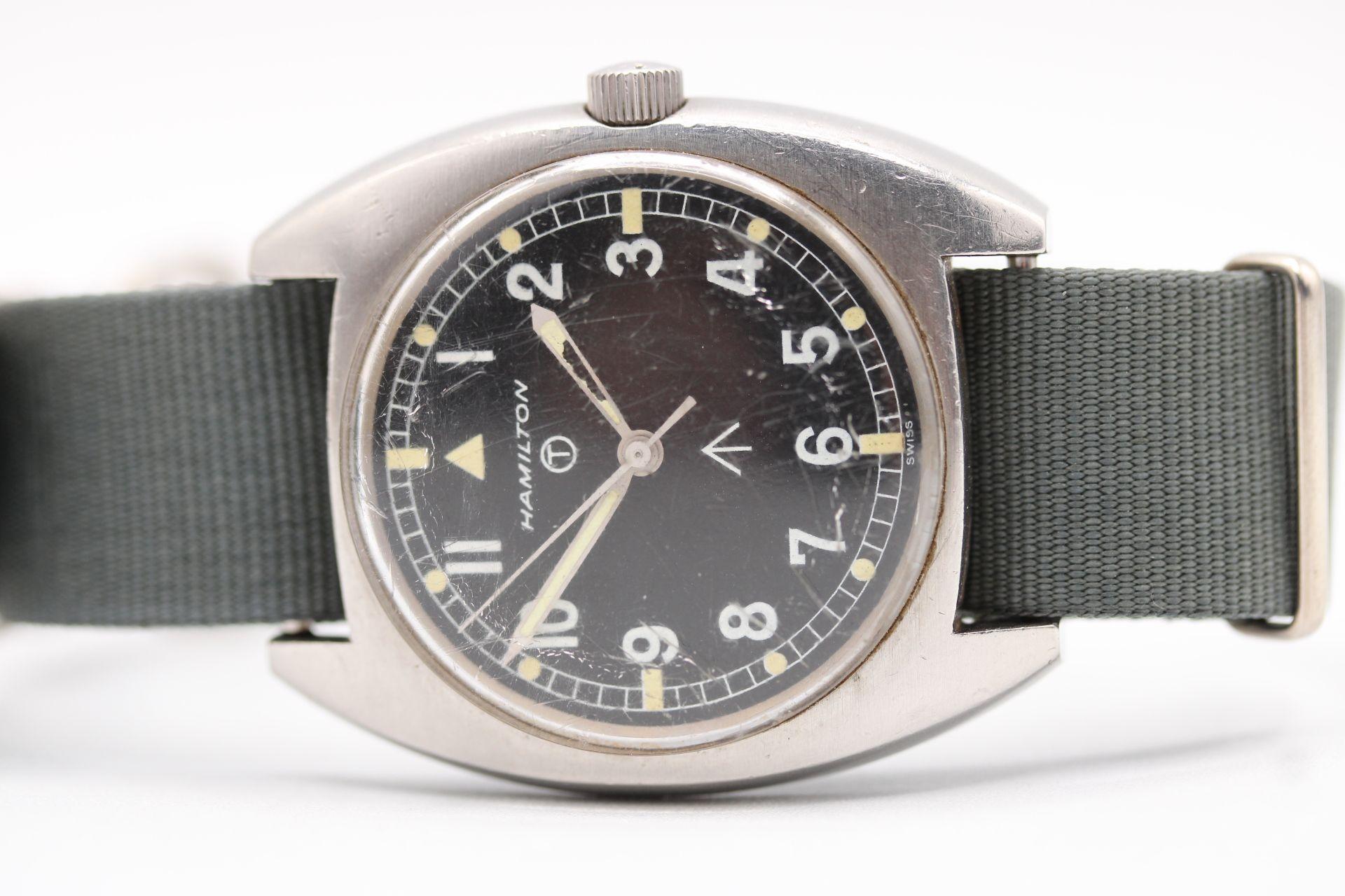 Uhr: Hamilton Britisches Militär W10-6645-99
Lager-Nummer: CHW5295
Preis: £895.00

Diese Hamilton British Ministry of Defence Armbanduhr wurde um 1975 für die RAF hergestellt. Präsentiert in einwandfreiem Zustand für eine Militäruhr, die