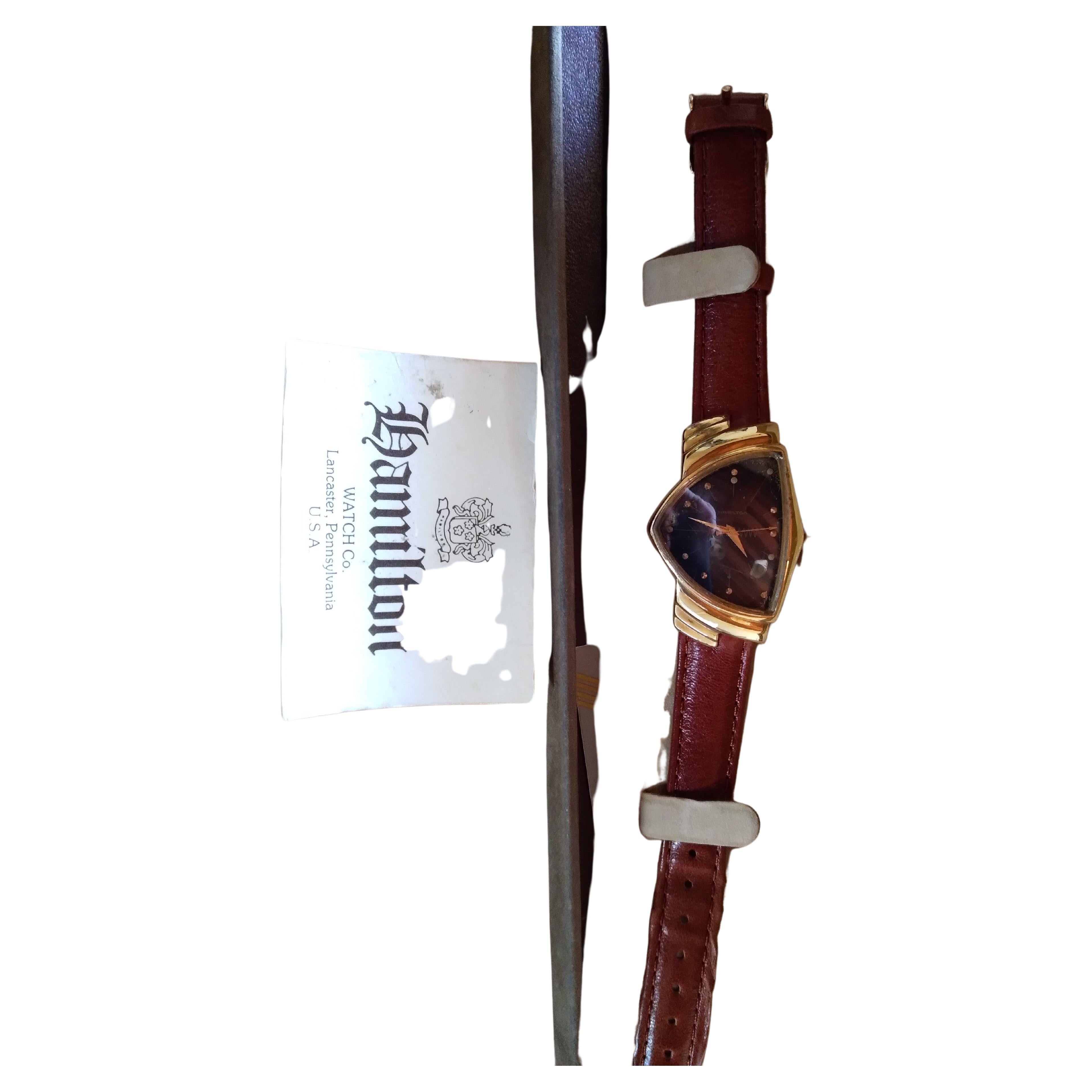 Ventura  Orologio Hamilton placcato in oro.  Ventura è stato il primo orologio prodotto dal 1956  al quarzo , rappresenta il modello piu moderno per il suo tempo. Disegno iconico . Completo della scatola originale e di certificato di autenticità .
