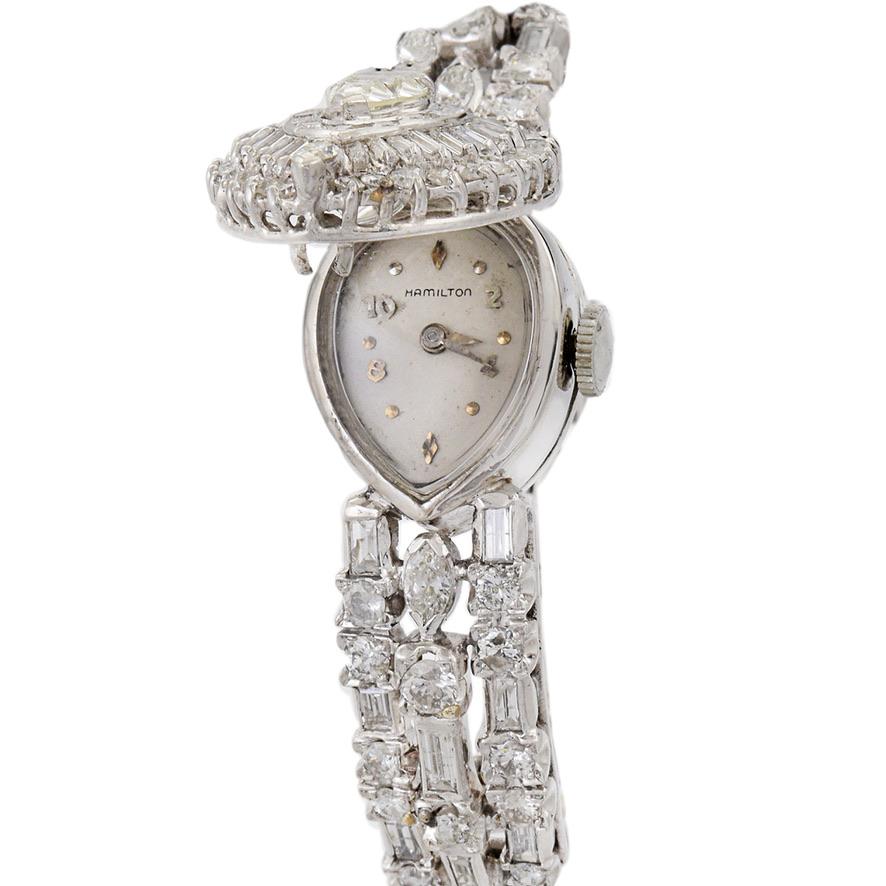 Dies ist eine exquisite 1950's Hamilton Platin und Diamant-Cocktail-Uhr. Die Uhr ist ein Meisterwerk des Designs der Jahrhundertmitte und ist mit 7,25CT-TDW hochwertigen Diamanten besetzt.

Die Uhr wird von einem der besten